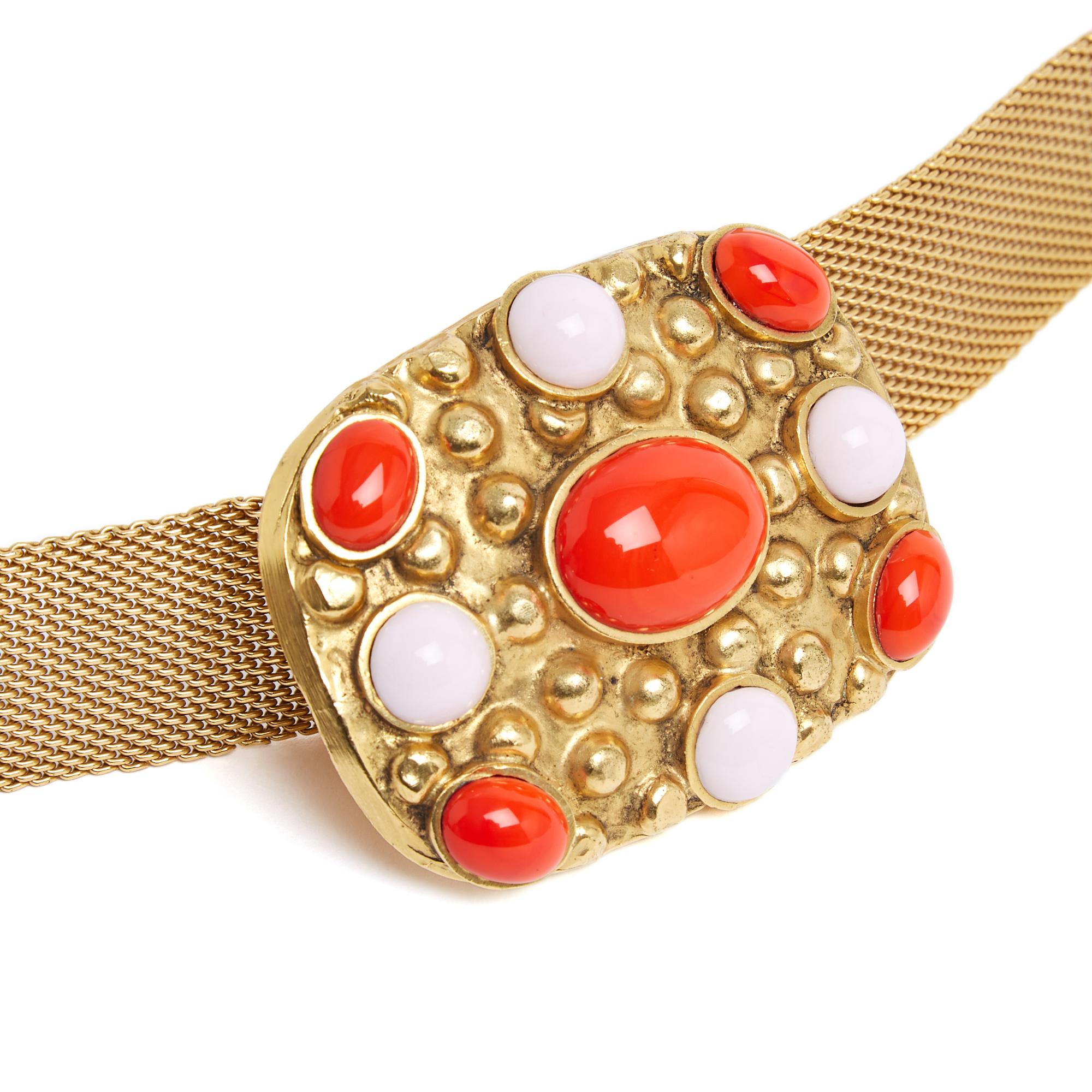 Ceinture Chanel PE 1997 collection Haute Couture par (Victoire de Castellane et) Gripoix en maille de métal doré et cabochons de pâte de verre rose et corail, fermeture par crochet à l'arrière de la boucle. Taille 70 : longueur totale (fermée) 71