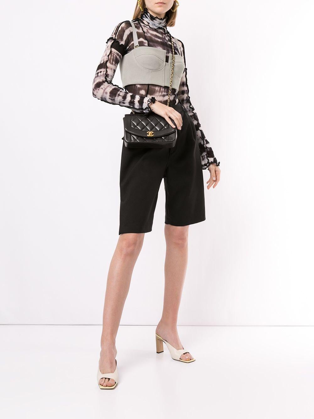 Chanel 1991 Diana Medium Black Lambskin Diana Stripe Classic Flap Shoulder Bag 

1997

Matériel doré
Cuir d'agneau matelassé diamant noir 
Fermeture CC turn-lock 
Tampon interne du logo
Couvercle à rabat Foldes
Poche intérieure zippée
Pochette