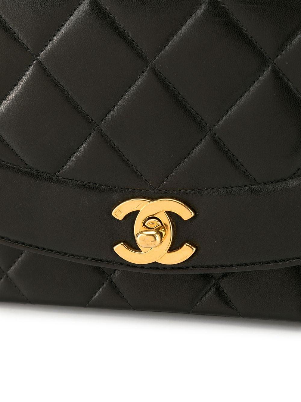 Chanel 1997 Diana Medium Black Lambskin Diana Classic Flap Shoulder Bag Bon état - En vente à Miami, FL