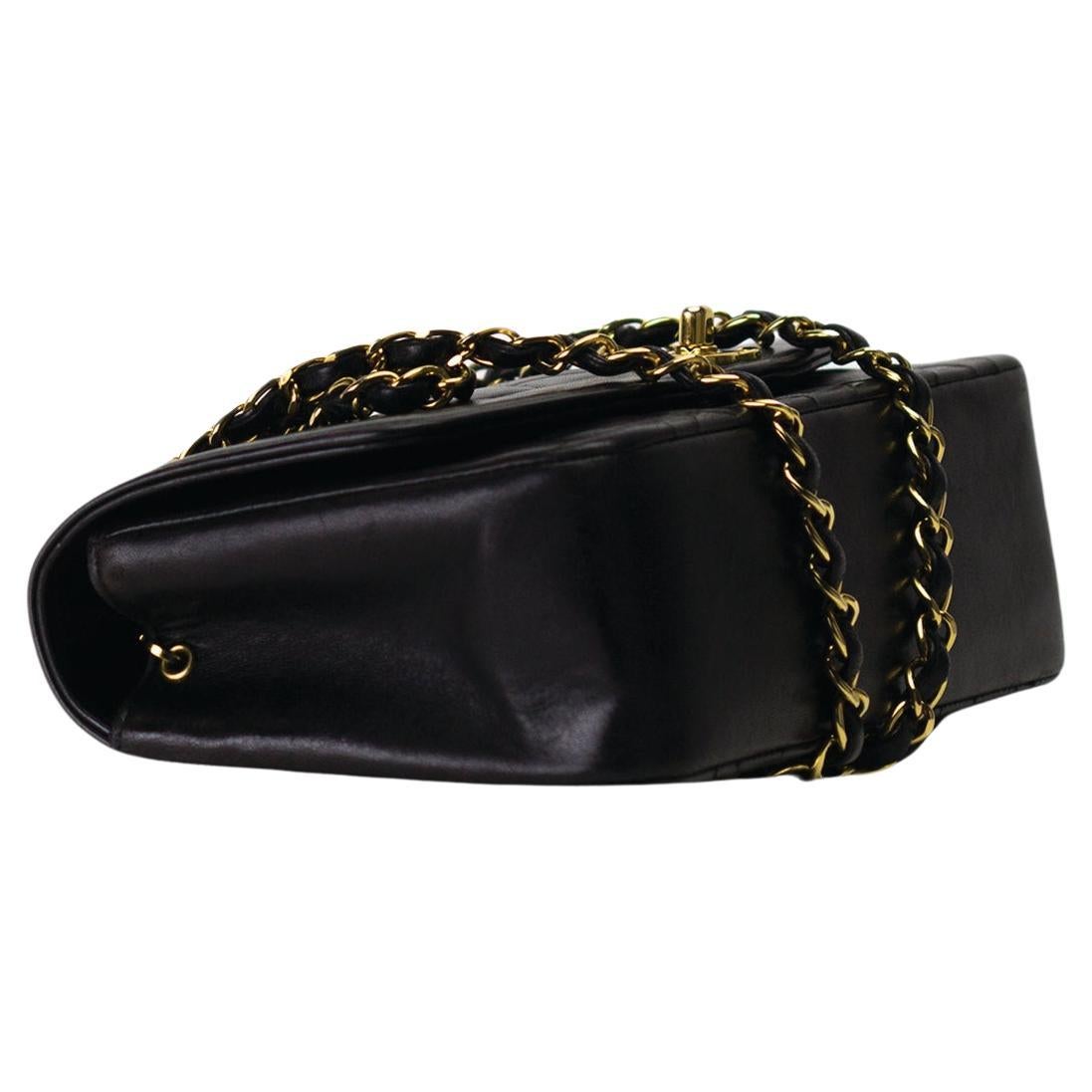 Chanel 1997 Diana Medium Black Lambskin Diana Classic Flap Shoulder Bag Bon état - En vente à Miami, FL