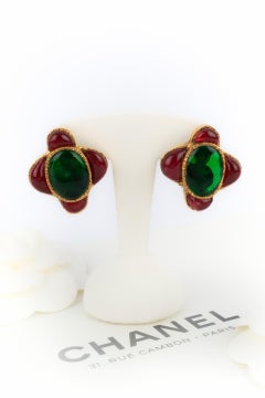 Chanel 1997 Herbst-Winter Ohrringe mit Clip, Gold Metall mit Glaspaste