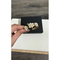 CHANEL 1997 - Manchette en or avec perles de camélia