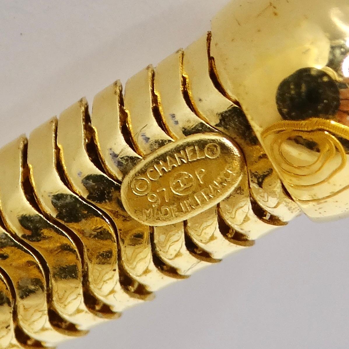 Chanel 1997 Goldfarbene Spiralarm-Manschettenknöpfe im Angebot 1