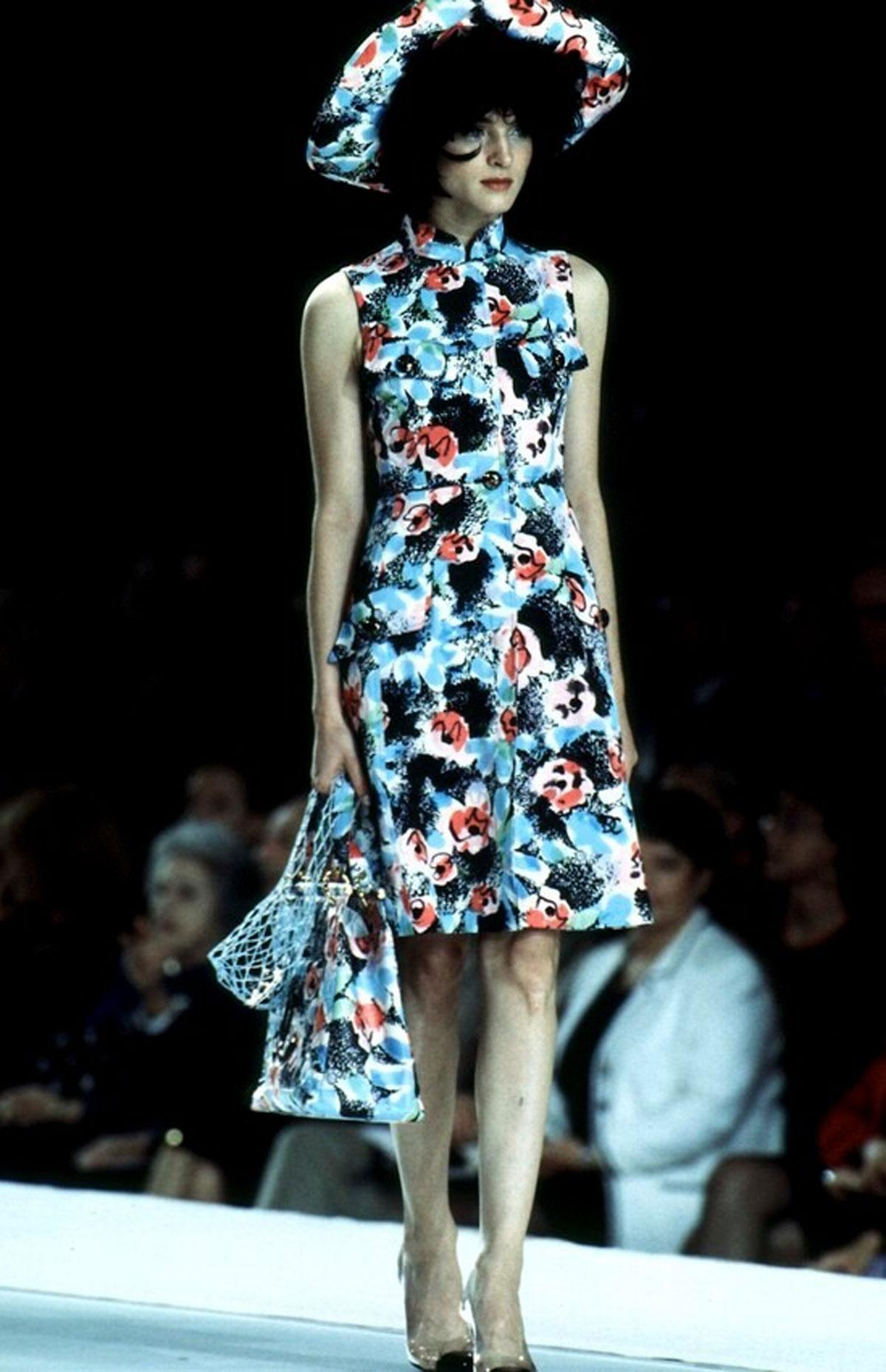  Chanel 1997 Graffiti Floral Tropical Handtuch Frottee Strand Pool Resort gesteppte Tragetasche 

1997 {VINTAGE 27 Jahre}
Goldfarbene Hardware
Hardware-Details mit CC-Logo
Zwei große Fronttaschen
CC-Logo aus Lackleder auf der