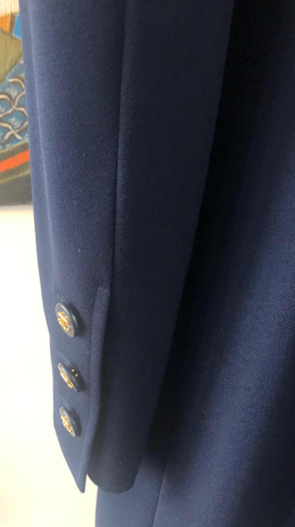 CHANEL 1997 Marineblauer einreihiger Wollblazer mit CC-Logo und Knopfleiste für Damen oder Herren im Angebot