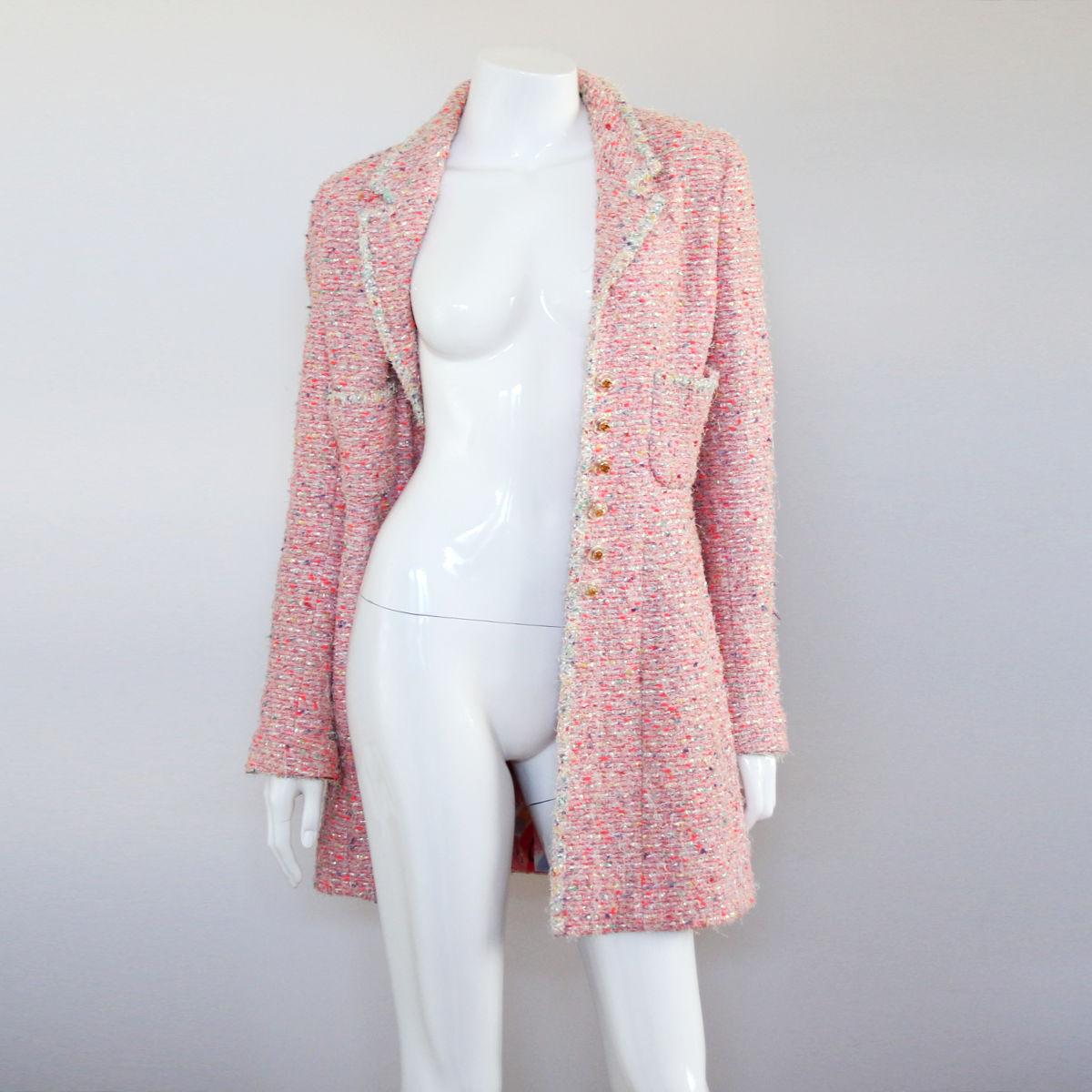 CHANEL

1997. Spring. Luxurious pink multicolored coat / blazer from Chanel by Karl Lagerfeld - in a classic tweed look.

Featuring clear acrylic buttons that have gold CC logo, and inner lining with floral multicolored camellia flower print.
Tweed