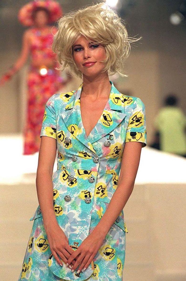 ¡Llamada a todos los amantes de Chanel por excelencia! Este vestido midi de la colección de primavera, que data de 1997, está confeccionado en seda y presenta un colorido motivo de flores de camelia de estilo abstracto/graffiti con minicolores CC.