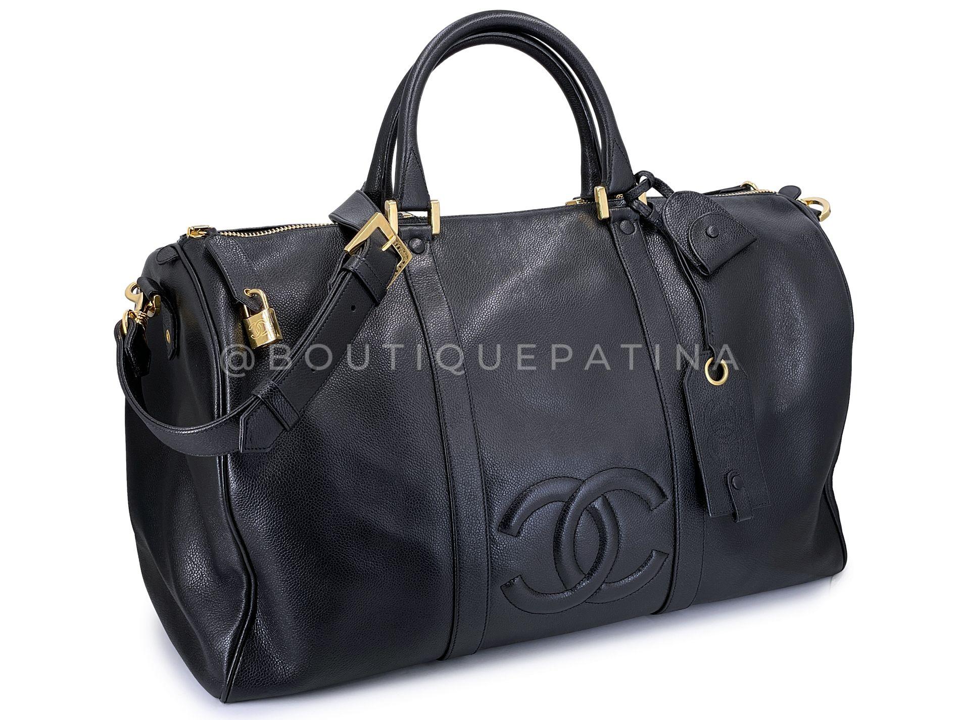 Artikel speichern: 68563
Chanel 1997 Vintage Black Caviar Large Duffle Bag Weekender ist ein Artikel, den wir selten führen, weil wir nur selten welche in ausgezeichnetem Zustand finden.

Seit 20 Jahren hat sich Boutique Patina darauf spezialisiert,