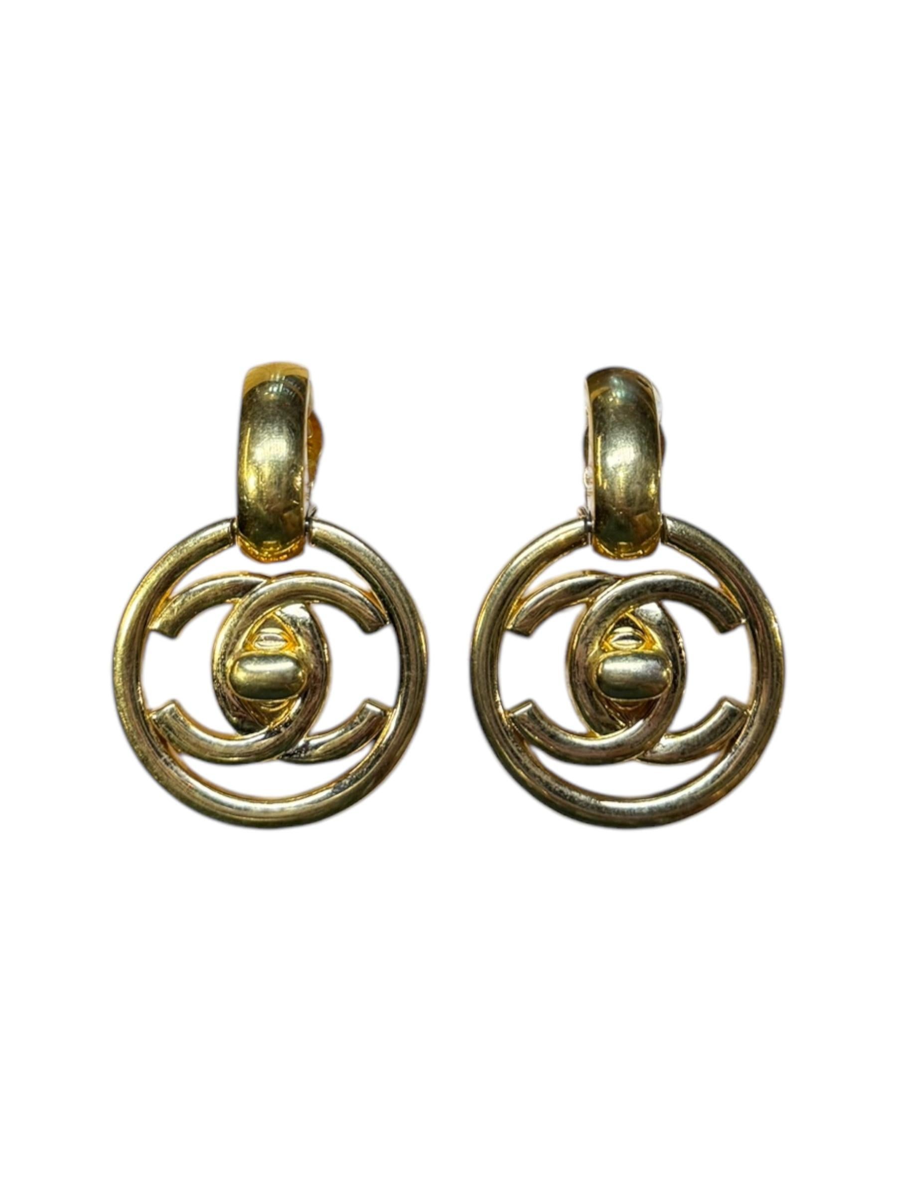 From Chanel’s coveted Spring/Summer 1997 collection, these striking gold-tone clip-on earrings feature the iconic interlocking CC logo encased in a circular frame. The bold, sculptural design embodies the effortless glamour of late ‘90s Chanel,