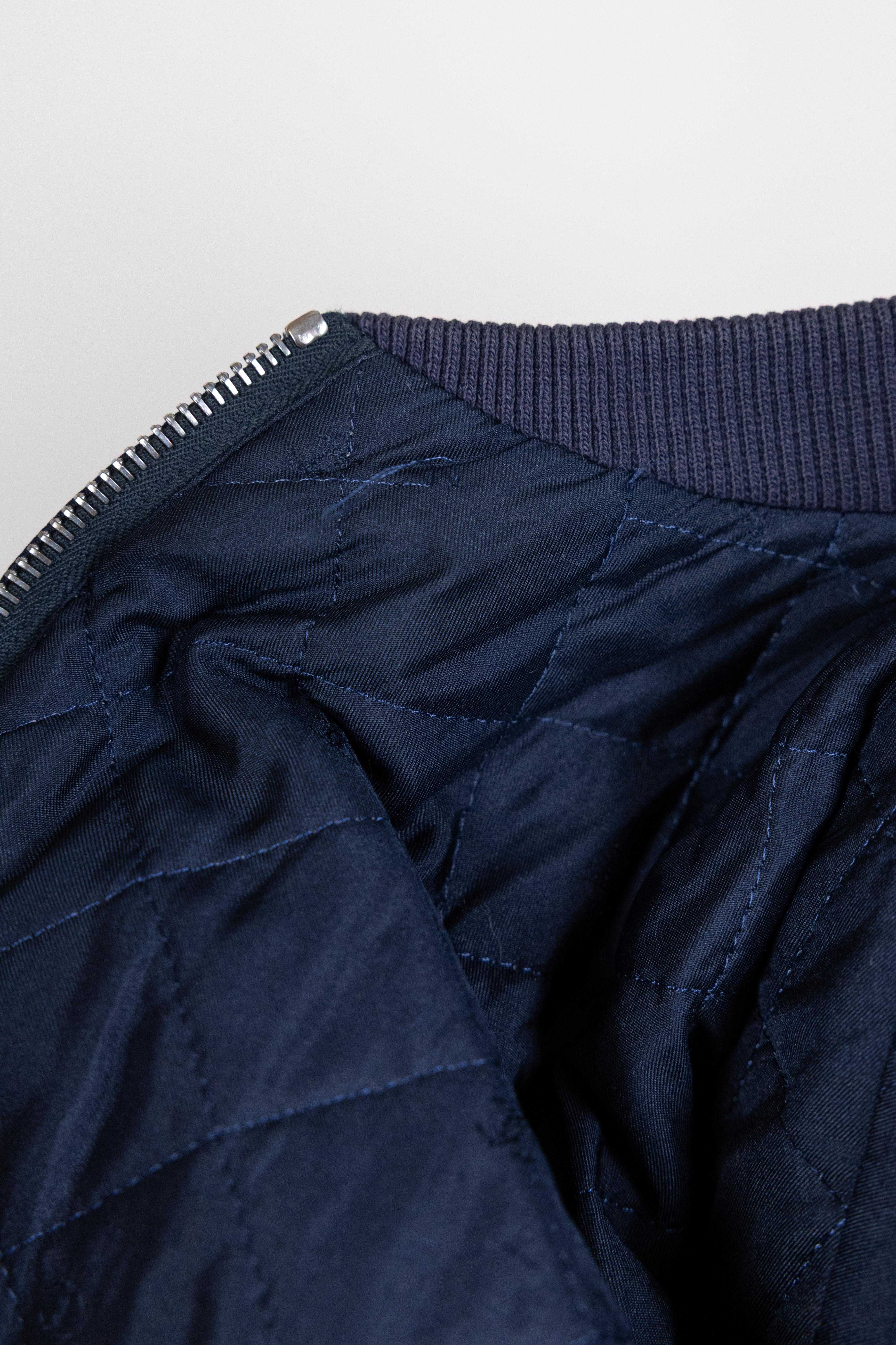 Anno: 1997
Materiale: Viscosa
Colore: Marina Militare

Misure: 
Etichetta della taglia: Nessuna, veste circa 40
Da spalla a spalla: 42 cm 
Da ascella ad ascella: 48 cm
Lunghezza delle maniche: 63 cm 
Lunghezza totale: 55 cm 
Vita: 32 cm

Note di