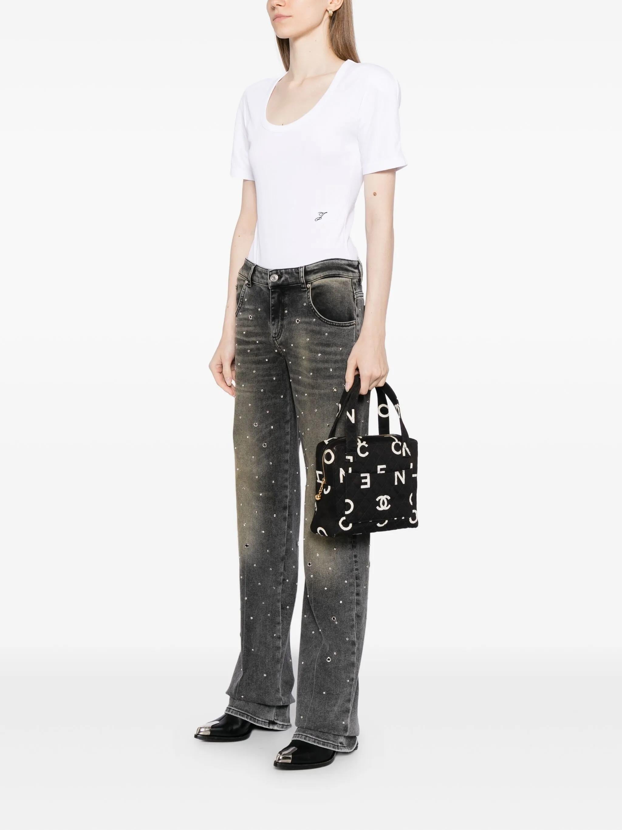 Chanel Vintage Rare Logo Letters Small Tote Bag

1997 {VINTAGE 25 Years}
Matériel doré
noir
deux poignées supérieures
fermeture à glissière sur le dessus
poche frontale plaquée
poche arrière plaquée
poche intérieure zippée
Cet article est accompagné