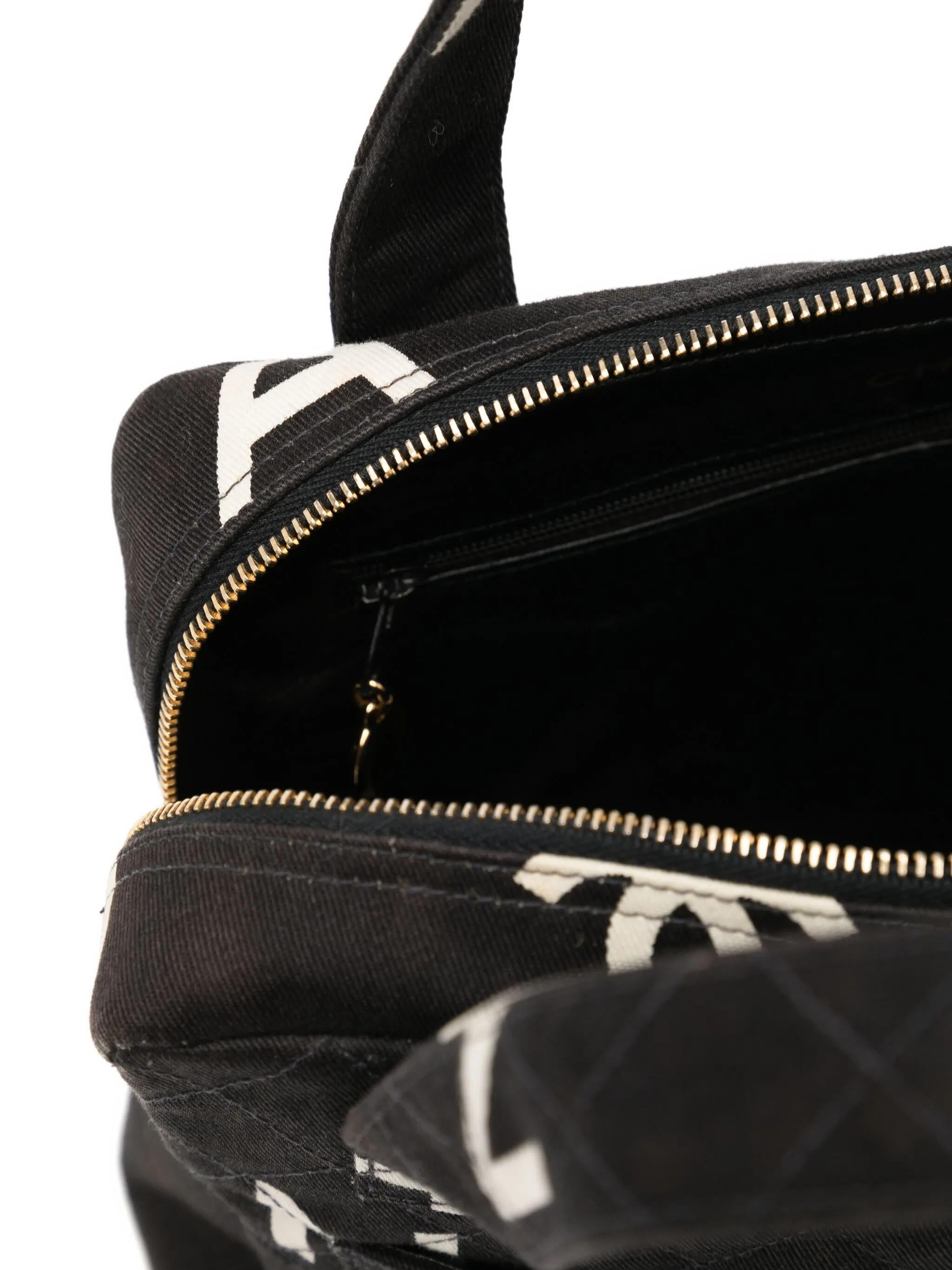 Chanel 1997 Vintage Rare Logo Letters Small Tote Bag en vente 1