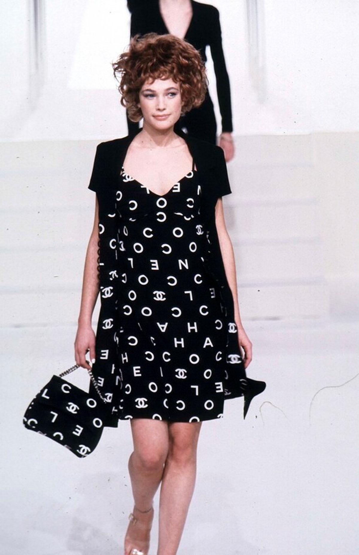 Chanel 1997 Vintage Rare Logo Letters Small Tote Bag en vente 3