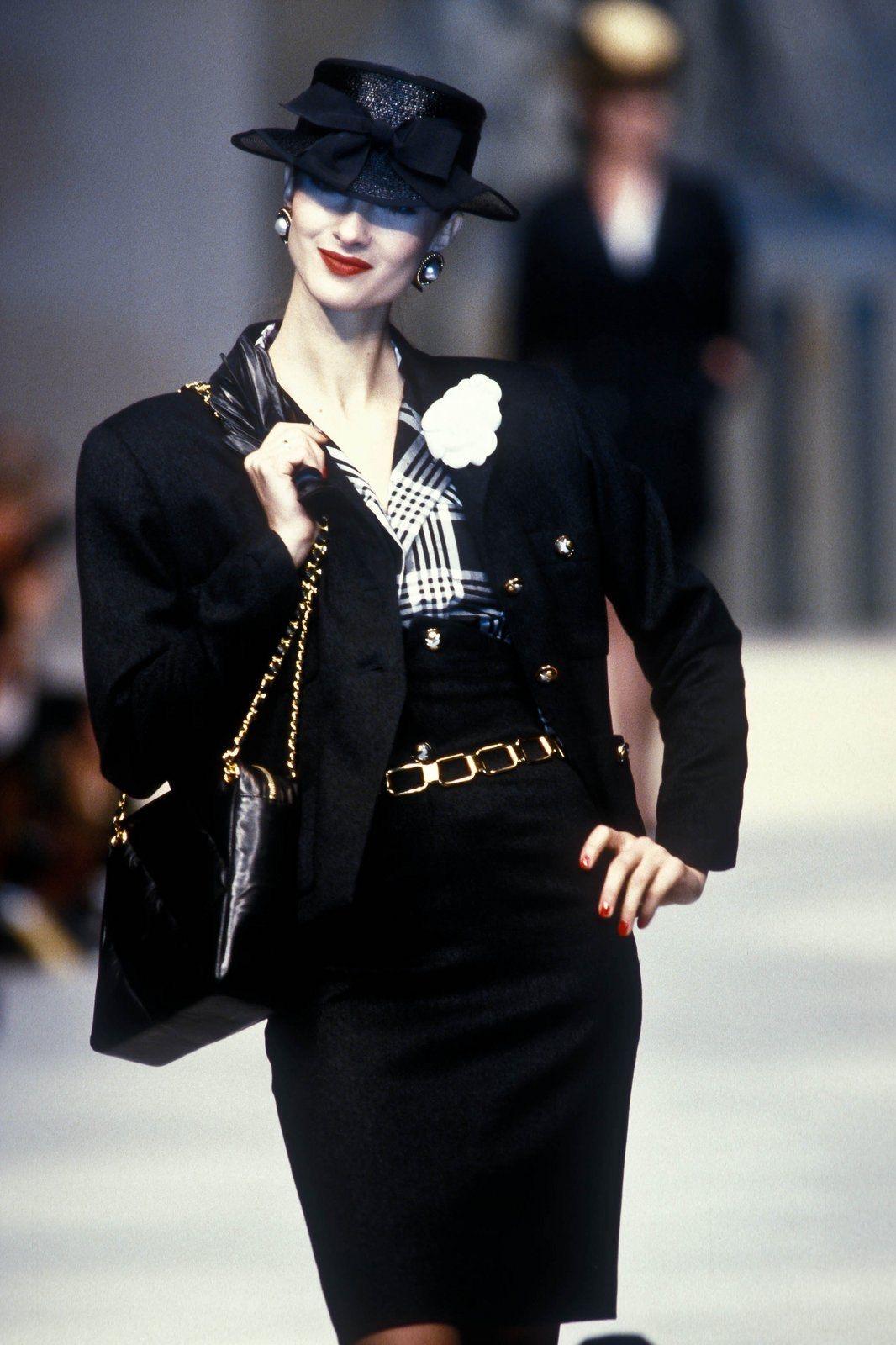 Chanel 1997 Vintage Timeless Lammfell gesteppte Kamera Umhängetasche

1997 {VINTAGE 26 Jahre}

Goldfarbene Hardware
Klassische verflochtene Kettenriemen
Gestepptes weiches Lammfell
Reißverschluss oben
Hauptinnentasche mit Reißverschluss
Seitliche
