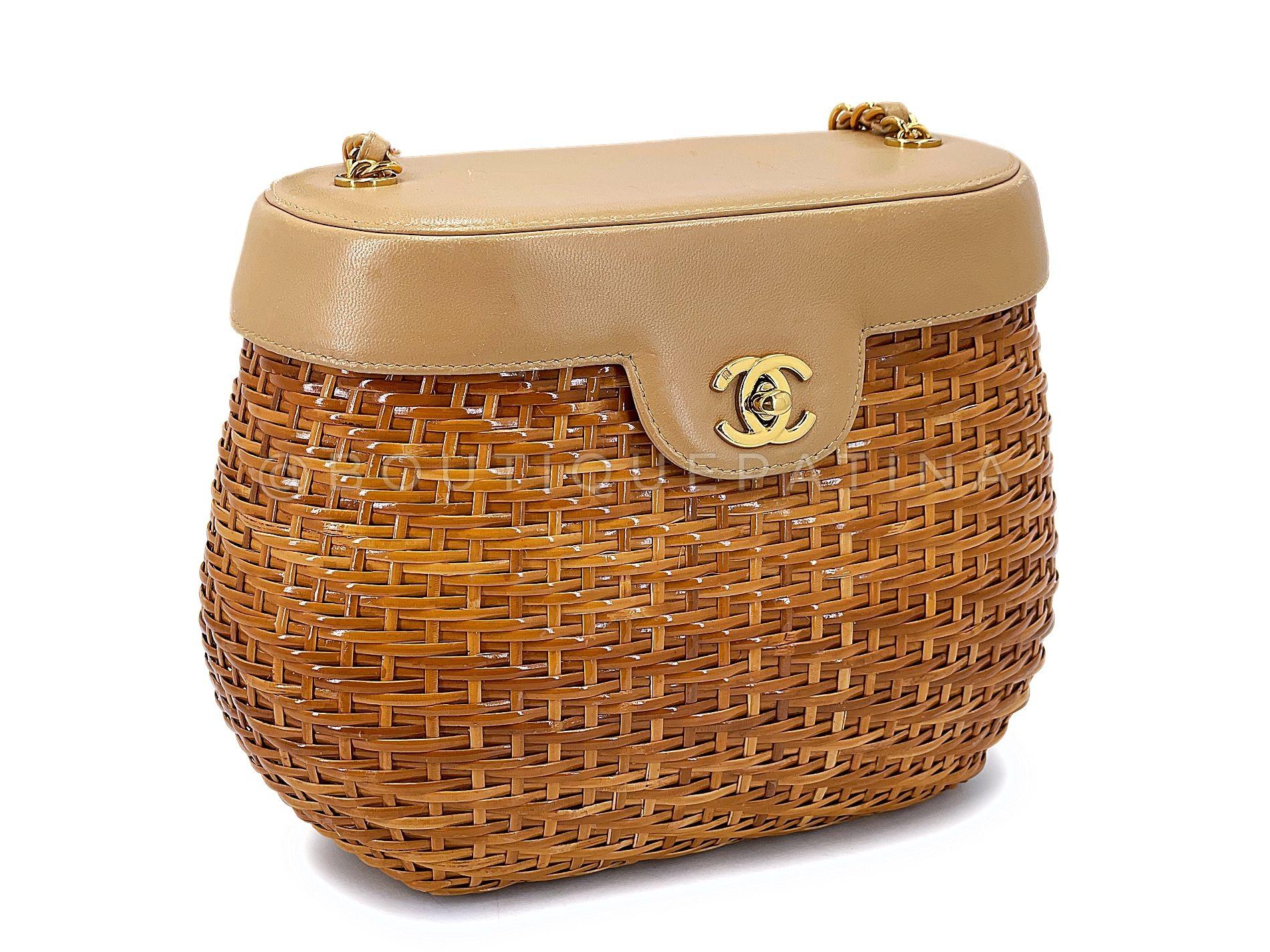 Chanel 1997 Vintage Wicker and Beige Lambskin Basket Vanity Bag 67876 In Excellent Condition For Sale In Costa Mesa, CA