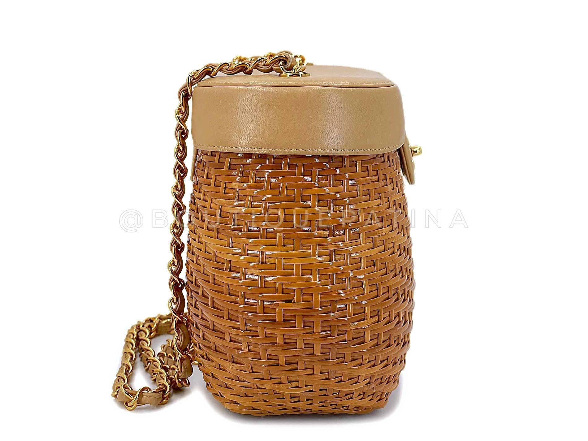 Women's Chanel 1997 Vintage Wicker and Beige Lambskin Basket Vanity Bag 67876 For Sale