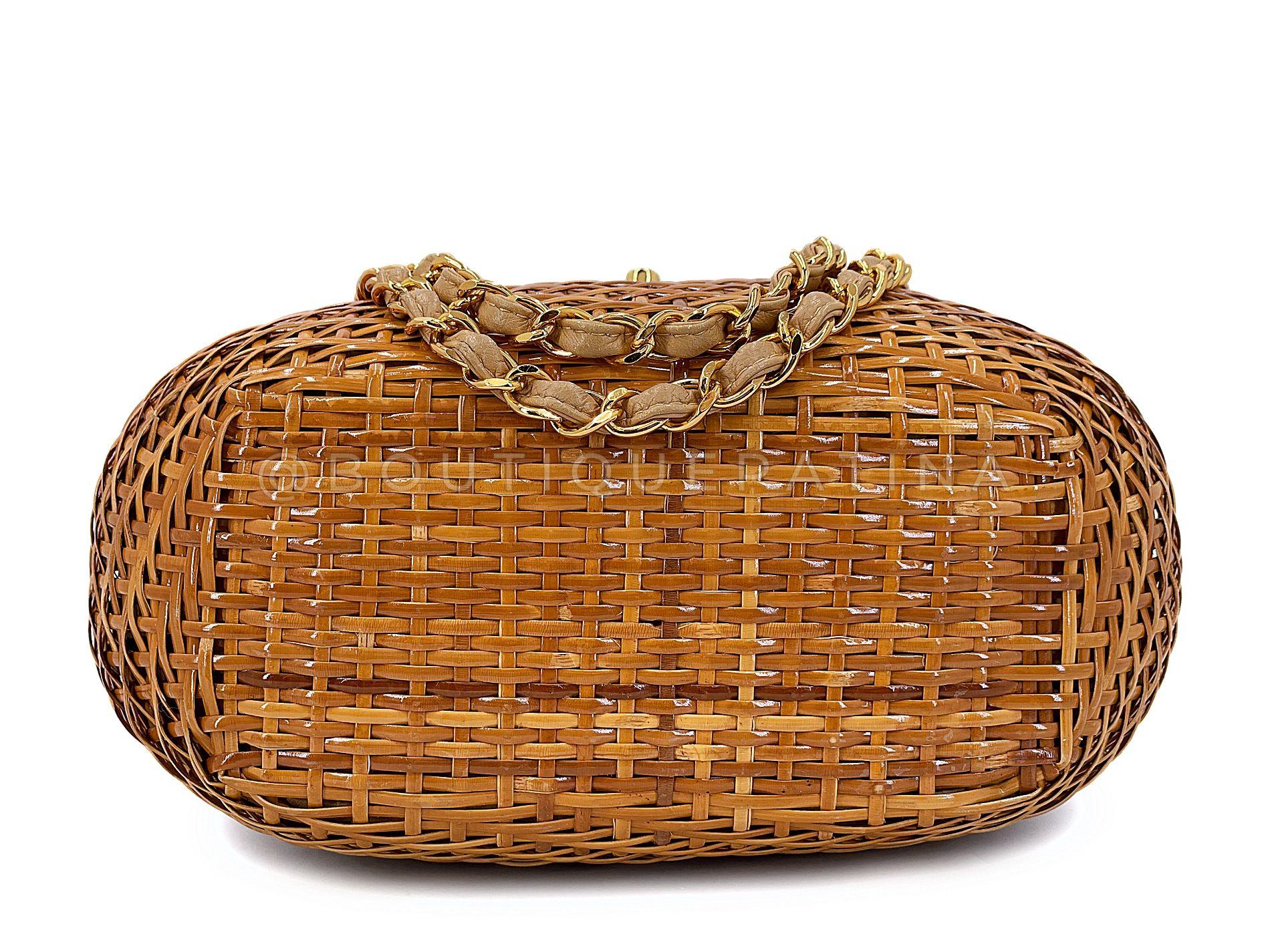 Chanel 1997 Vintage Wicker and Beige Lambskin Basket Vanity Bag 67876 For Sale 2