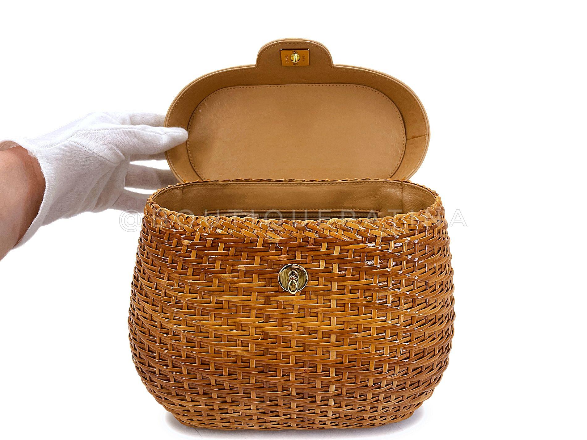Chanel 1997 Vintage Wicker and Beige Lambskin Basket Vanity Bag 67876 For Sale 5
