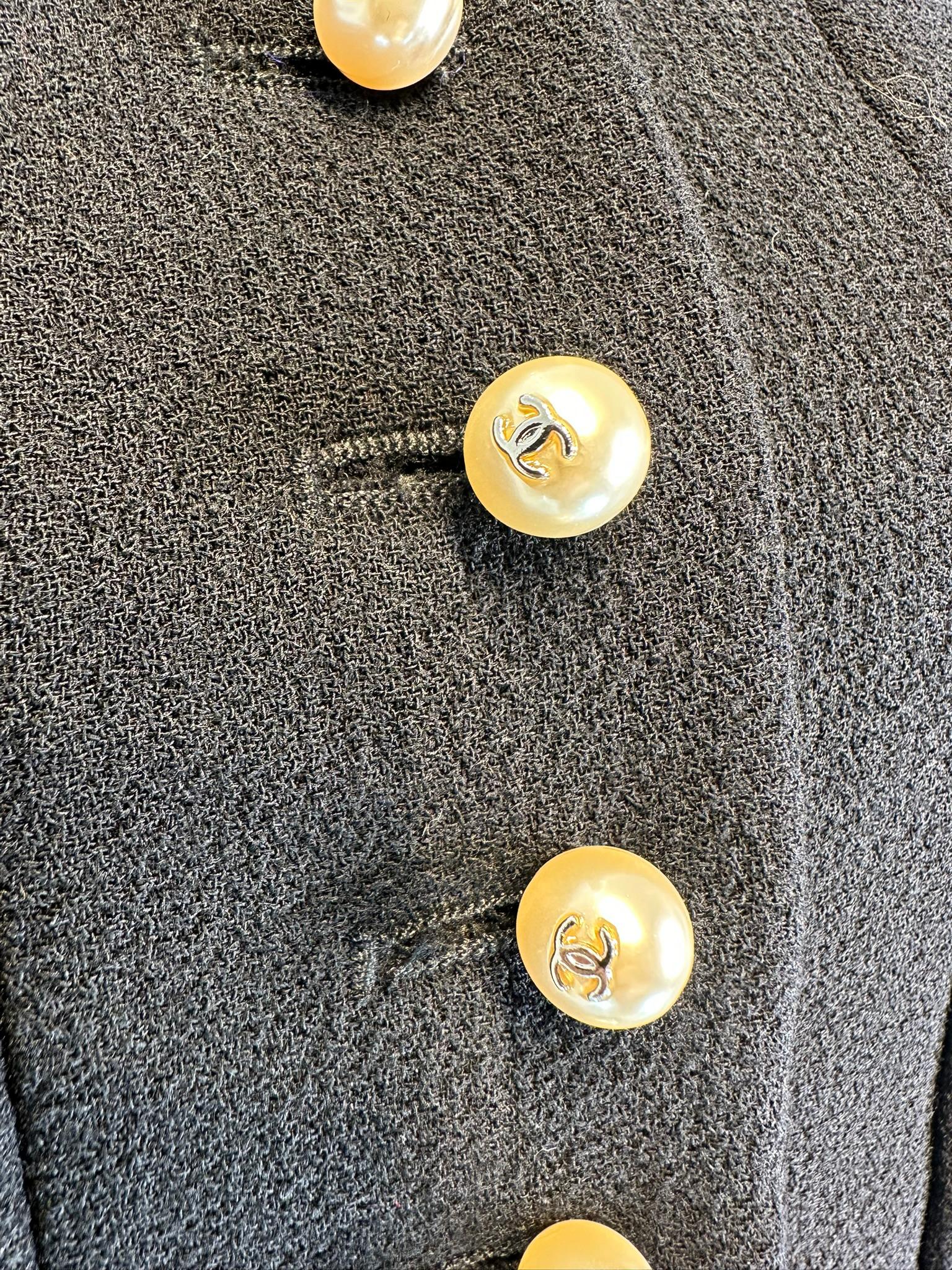 Chanel 1997A Black 100% Wool Gold & Pearl Logo Button Band Collar Jacket 36 For Sale 15