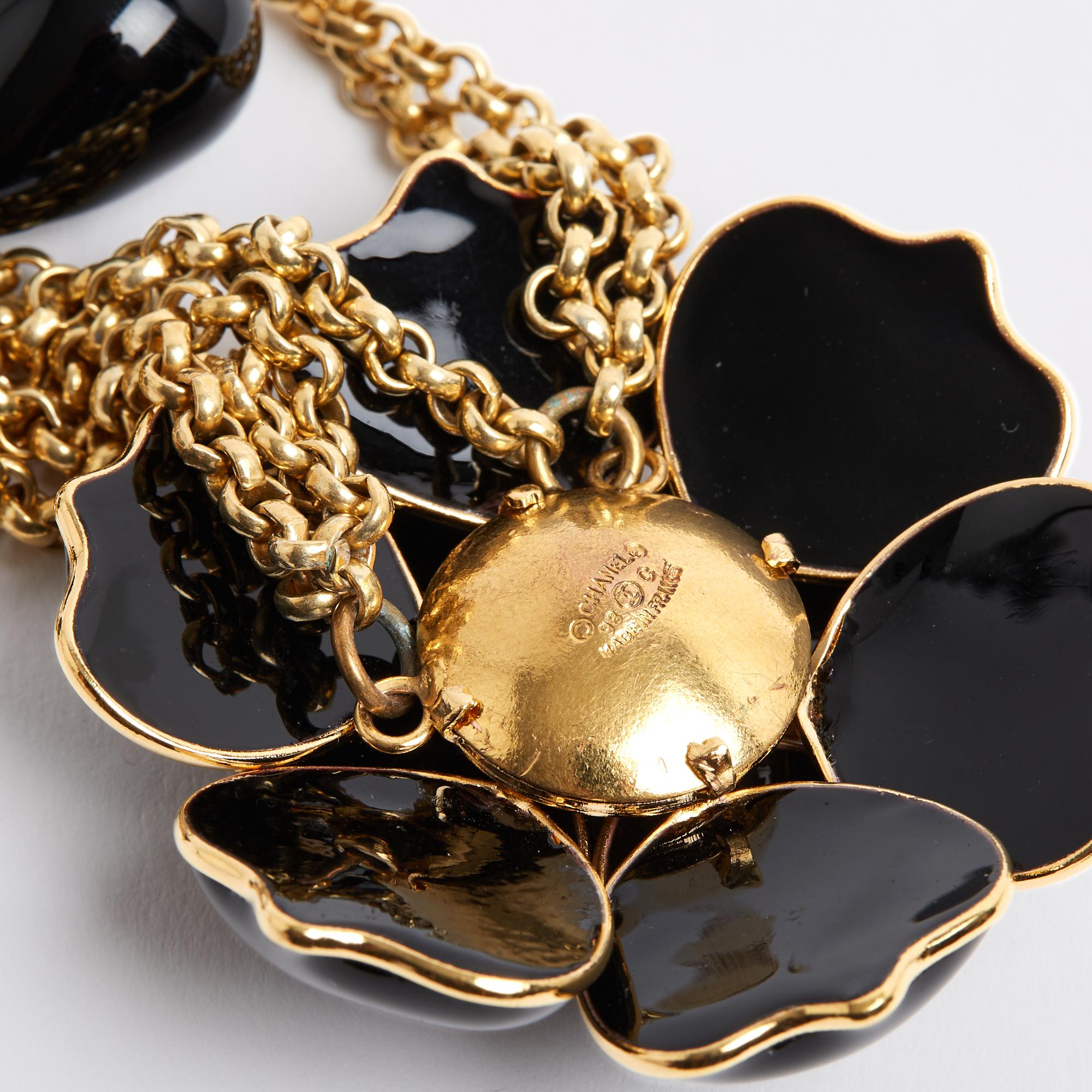 Chanel 1998 Collier Sautoir Gripoix Collana a catena Camelia in vetro nero, immacolata in vendita 2