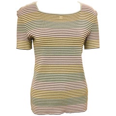 Chanel 1998 Camiseta de manga corta de algodón multicolor "CC" de rayas y cuello cuadrado