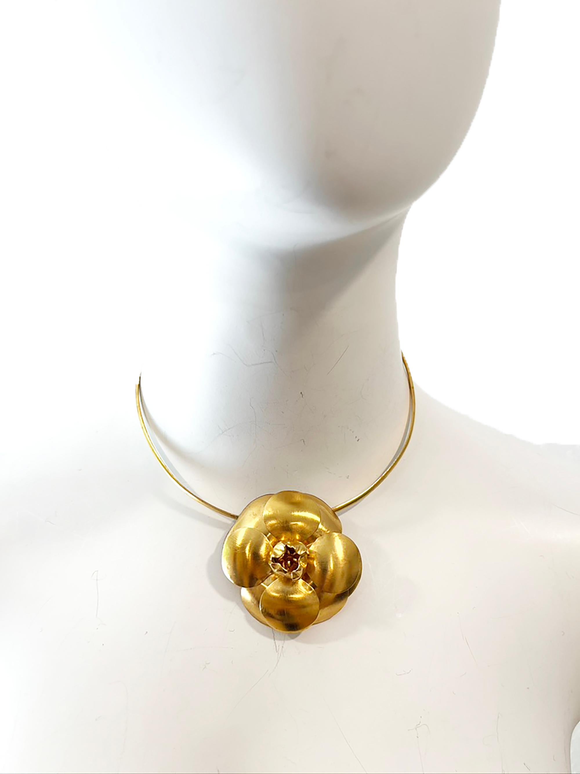 CHANEL 1998 S/S Camelia Choker 
Spring 1998 Collection by Karl Lagerfeld
Gold-Plated
Made in France
Chain Length 14
