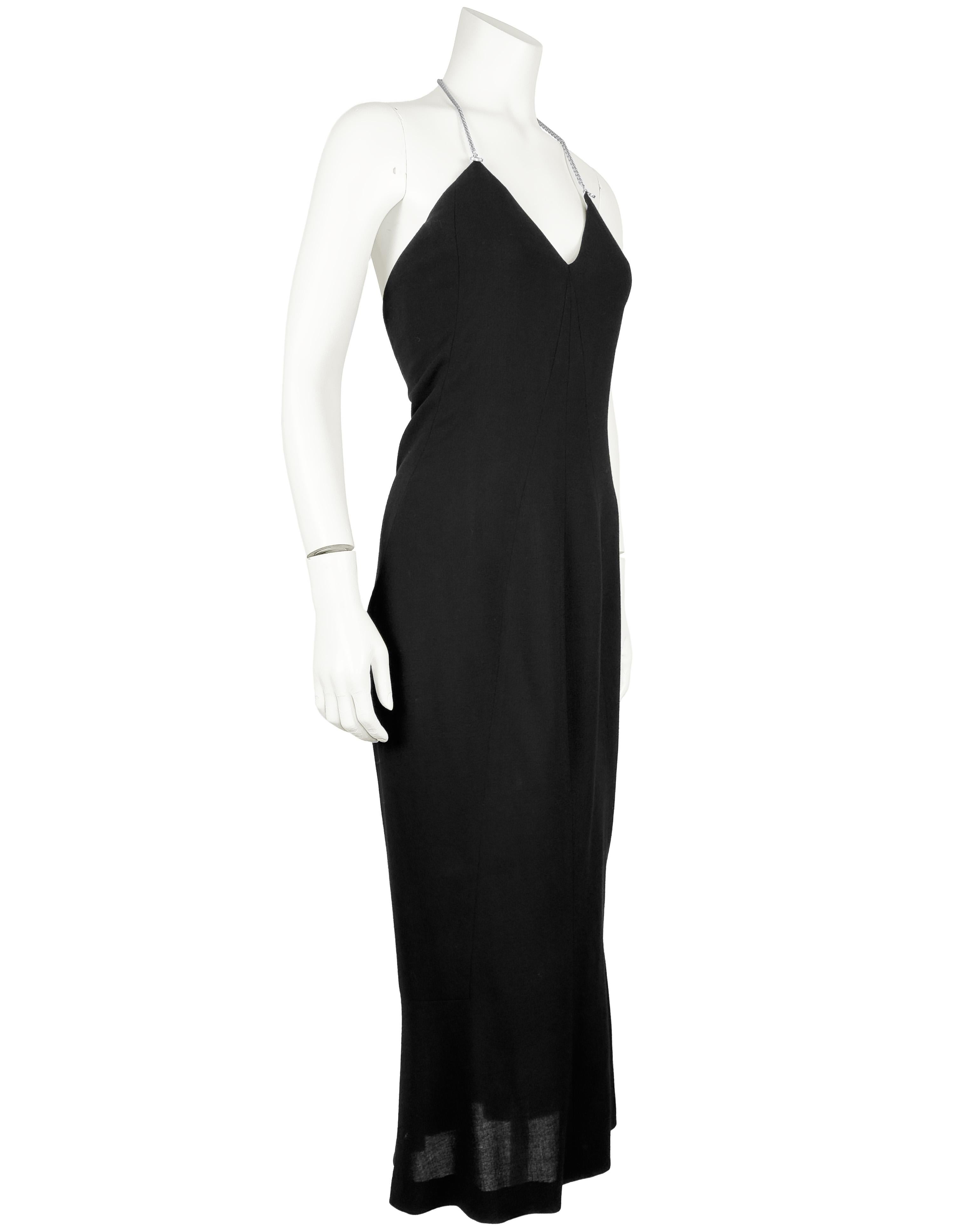 Karl Lagerfeld für Chanel Frühjahr 1998 sexy schwarzes Seidenkleid mit dünnen silbernen Kettenschulterträgern. Diese Kollektion enthielt viele Stücke mit silbernen Kettendetails, aber diese schlichte Silhouette fängt die Essenz der Kollektion ein.