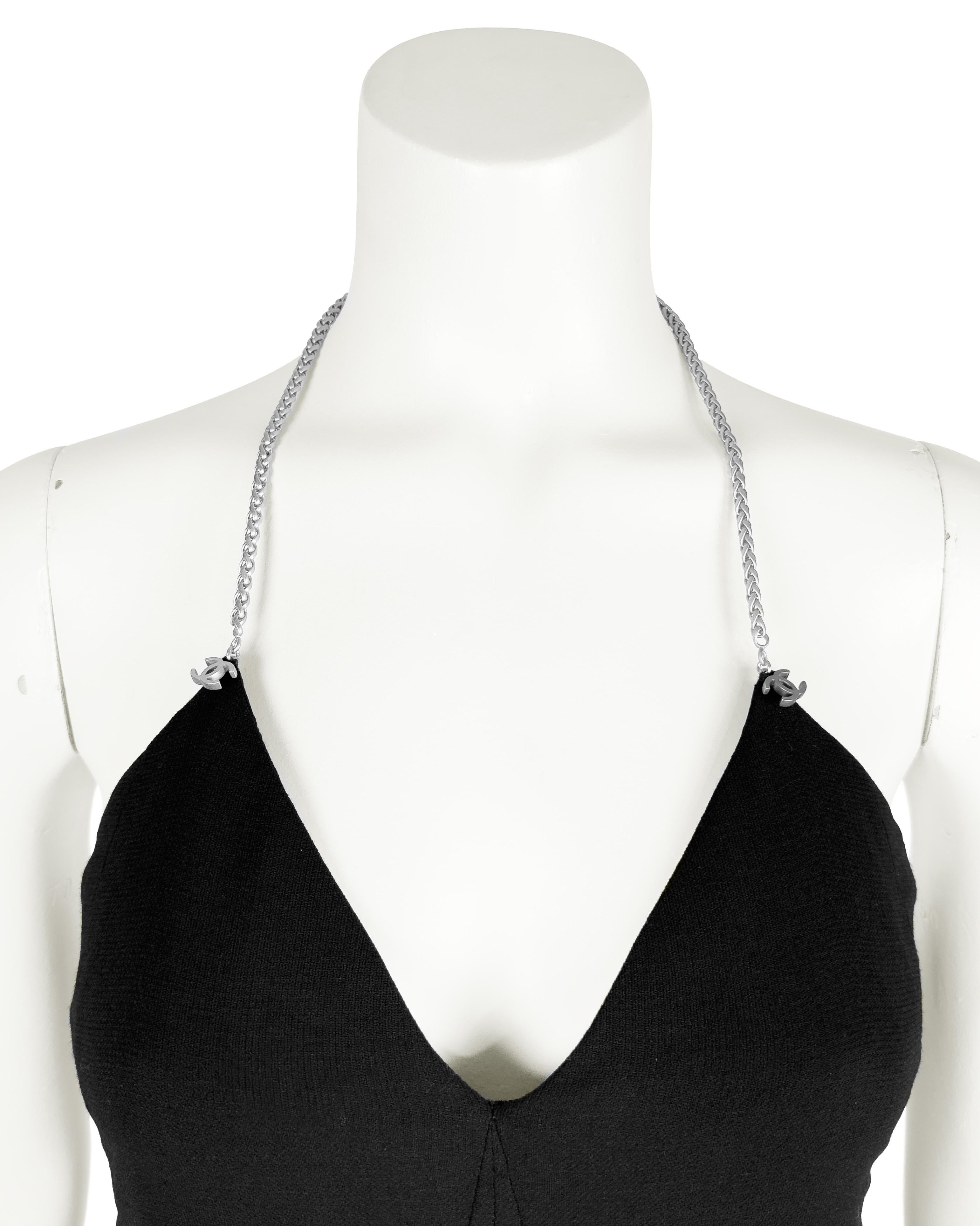 Chanel 1998 Frühjahrskollektion Rücken SiIk Kleid mit Silver Chains im Zustand „Gut“ im Angebot in Toronto, Ontario