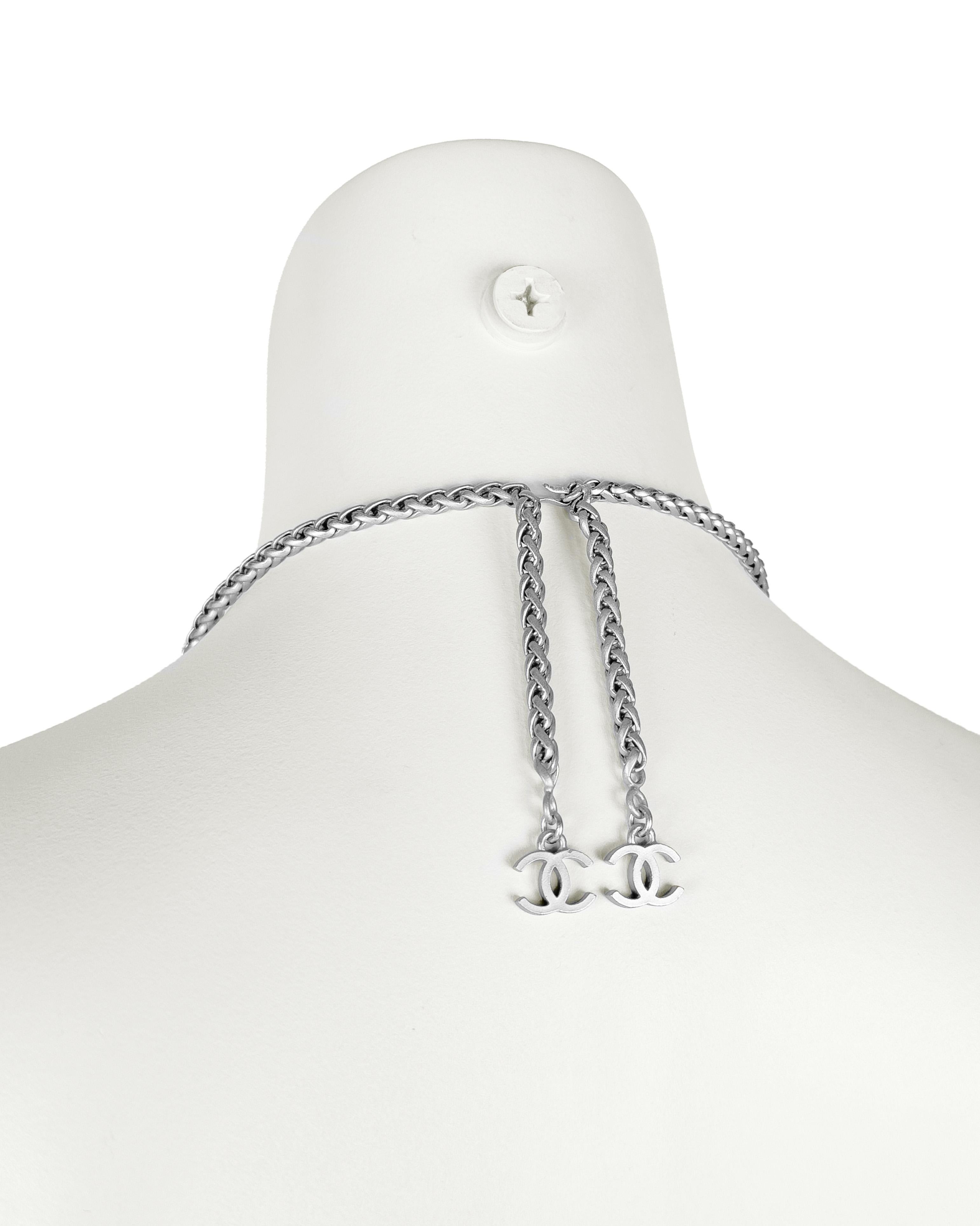 Chanel 1998 Frühjahrskollektion Rücken SiIk Kleid mit Silver Chains Herren im Angebot