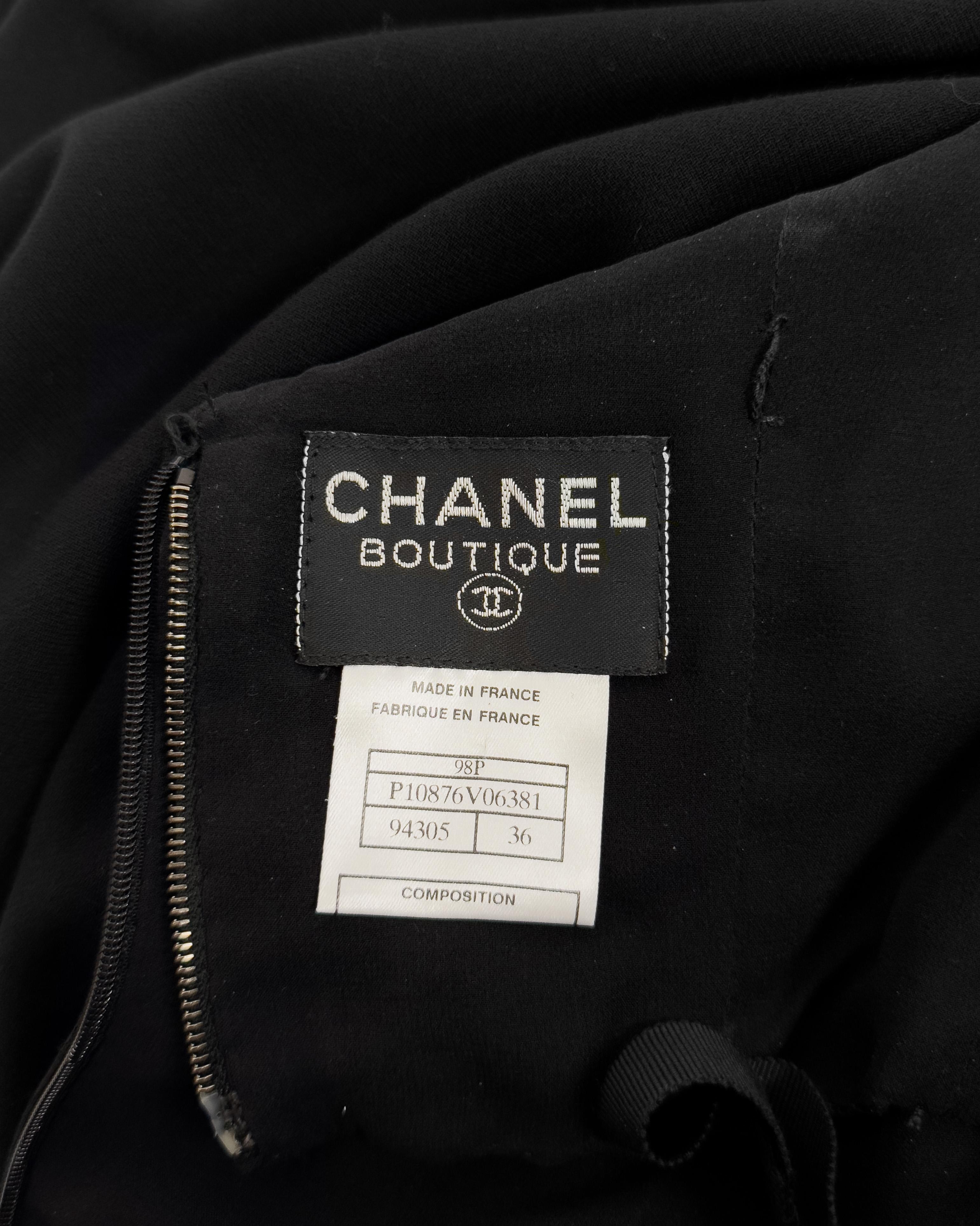 Chanel 1998 Frühjahrskollektion Rücken SiIk Kleid mit Silver Chains im Angebot 2