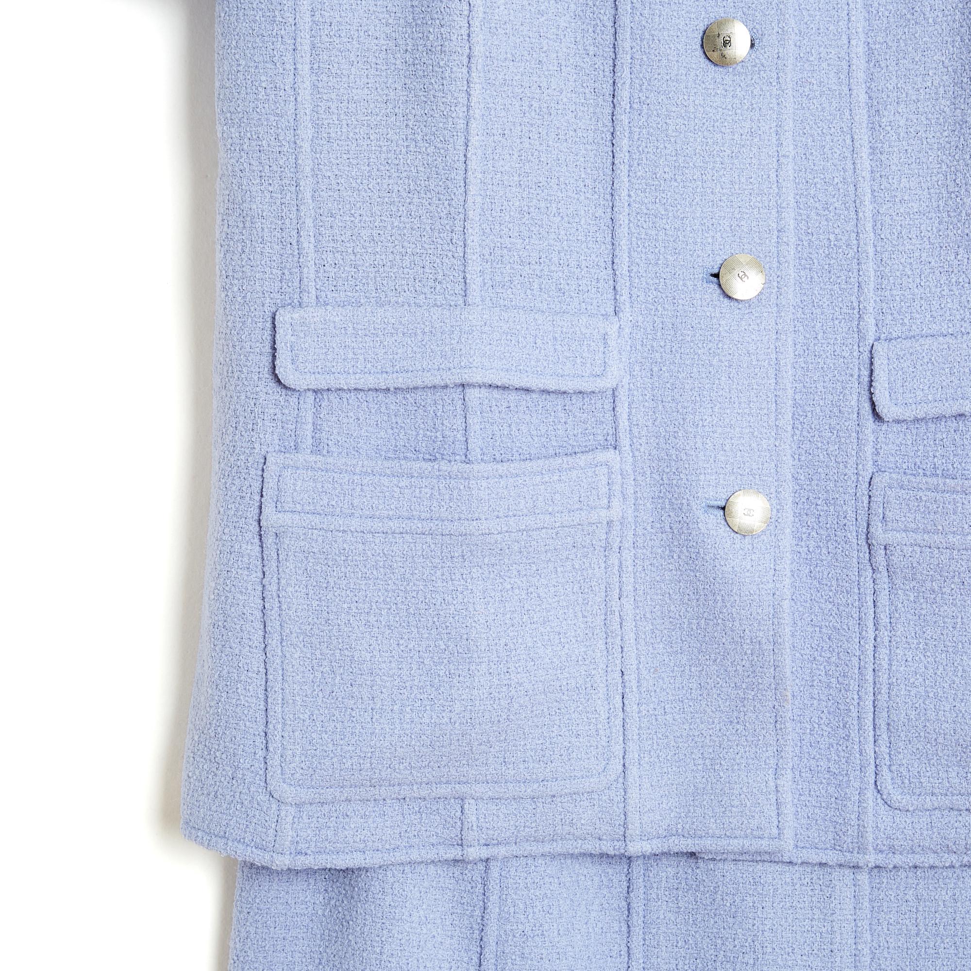 Chanel SS1998 collection set by Karl Lagerfeld in blue bouclé wool composed of 3 pieces: a jacket, short sleeves, with collar closed by 5 CC logo buttons, 2 patch pockets at the hips + a bustier top + a straight skirt, these last 2 lined with
