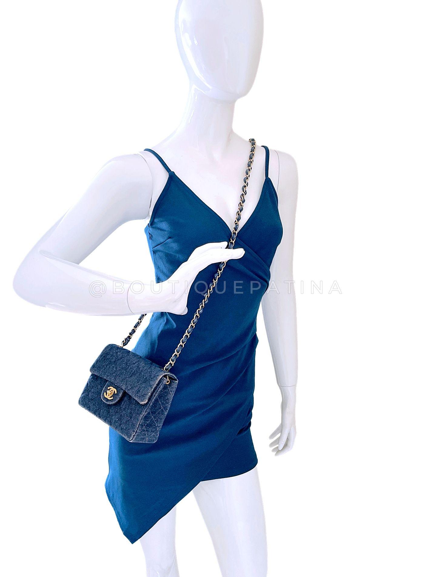 Chanel 1998 Vintage Azul Denim Cuadrado Mini Flap Bag 24k GHW  68466 en venta 11