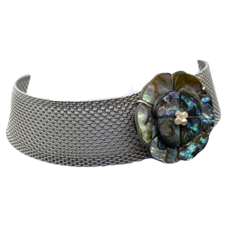 Chanel 1998 Collana girocollo in maglia d'argento con fiore di camelia in abalone In condizioni buone in vendita a New York, NY