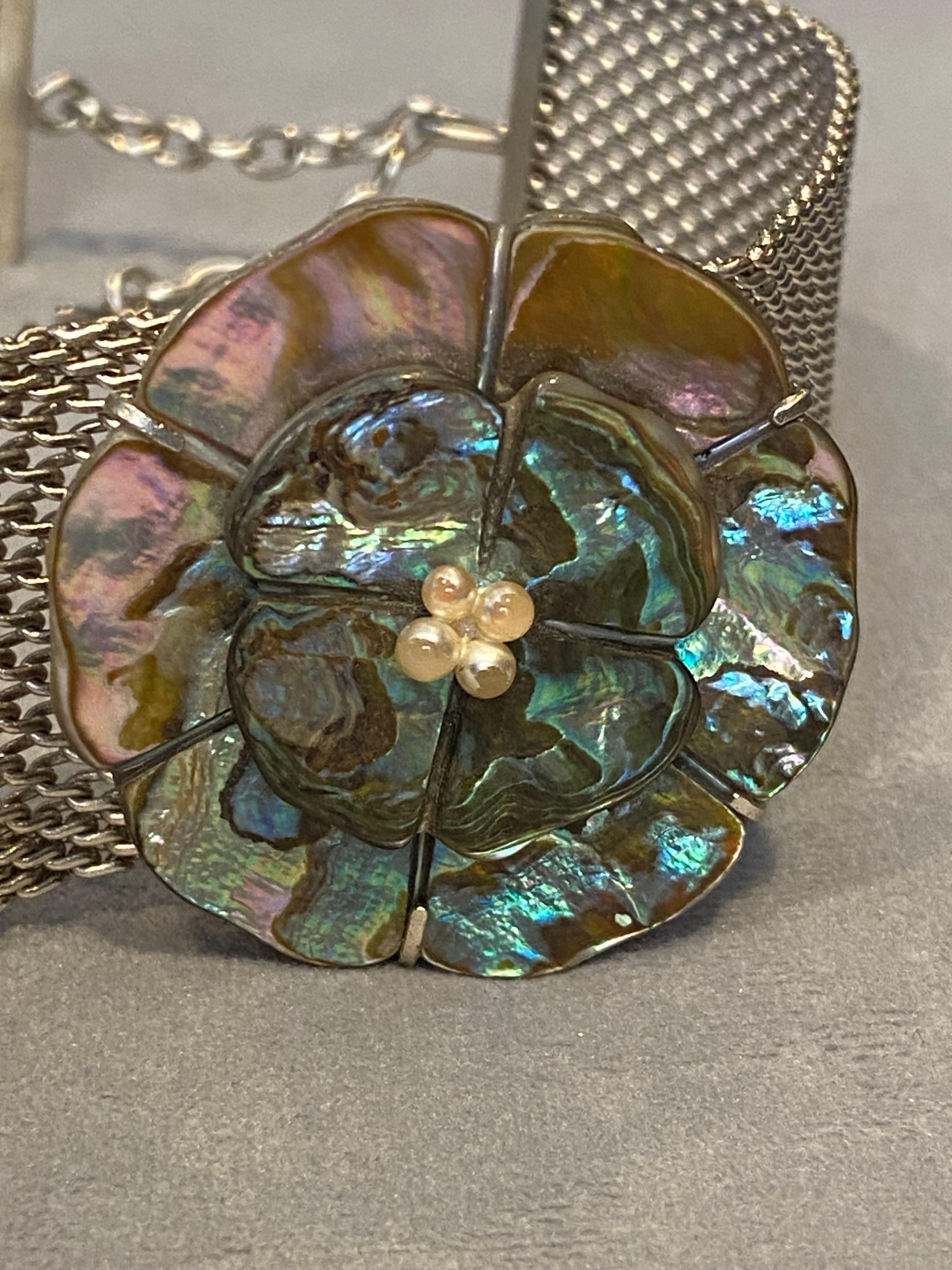 Donna Chanel 1998 Collana girocollo in maglia d'argento con fiore di camelia in abalone in vendita