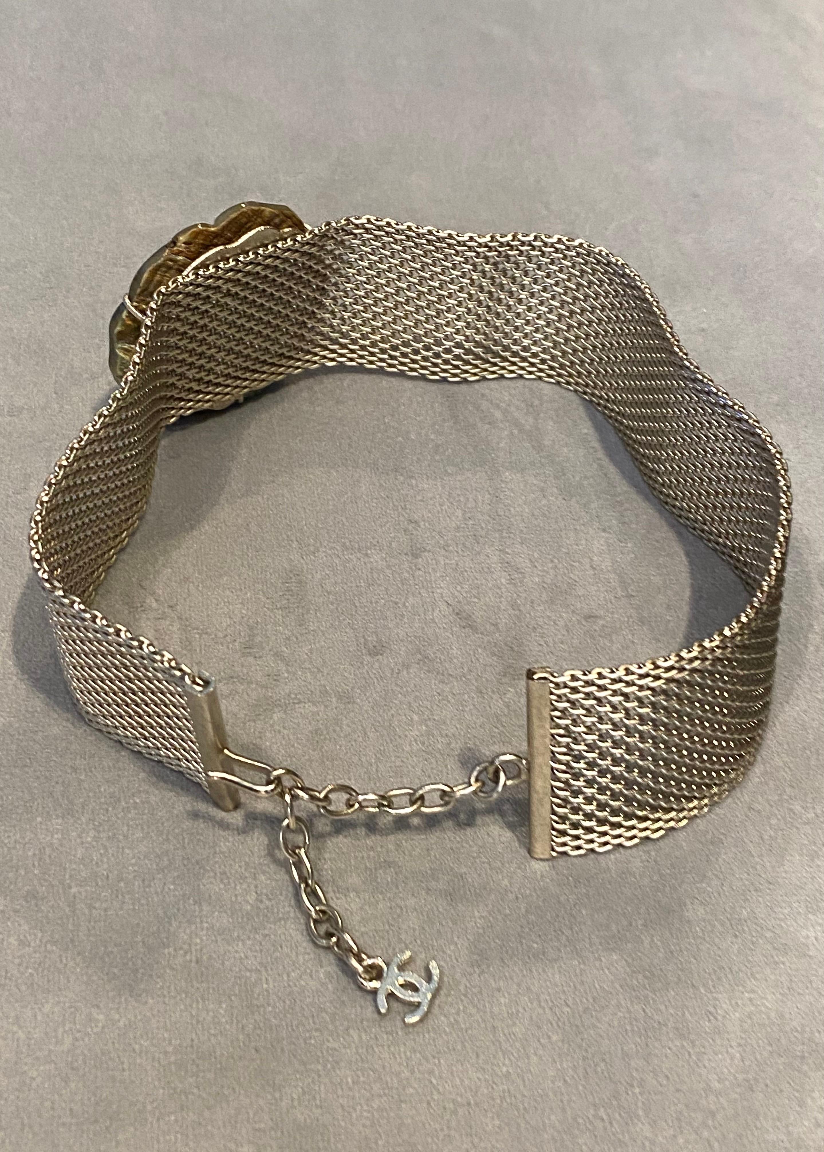 Chanel 1998 Collana girocollo in maglia d'argento con fiore di camelia in abalone in vendita 1