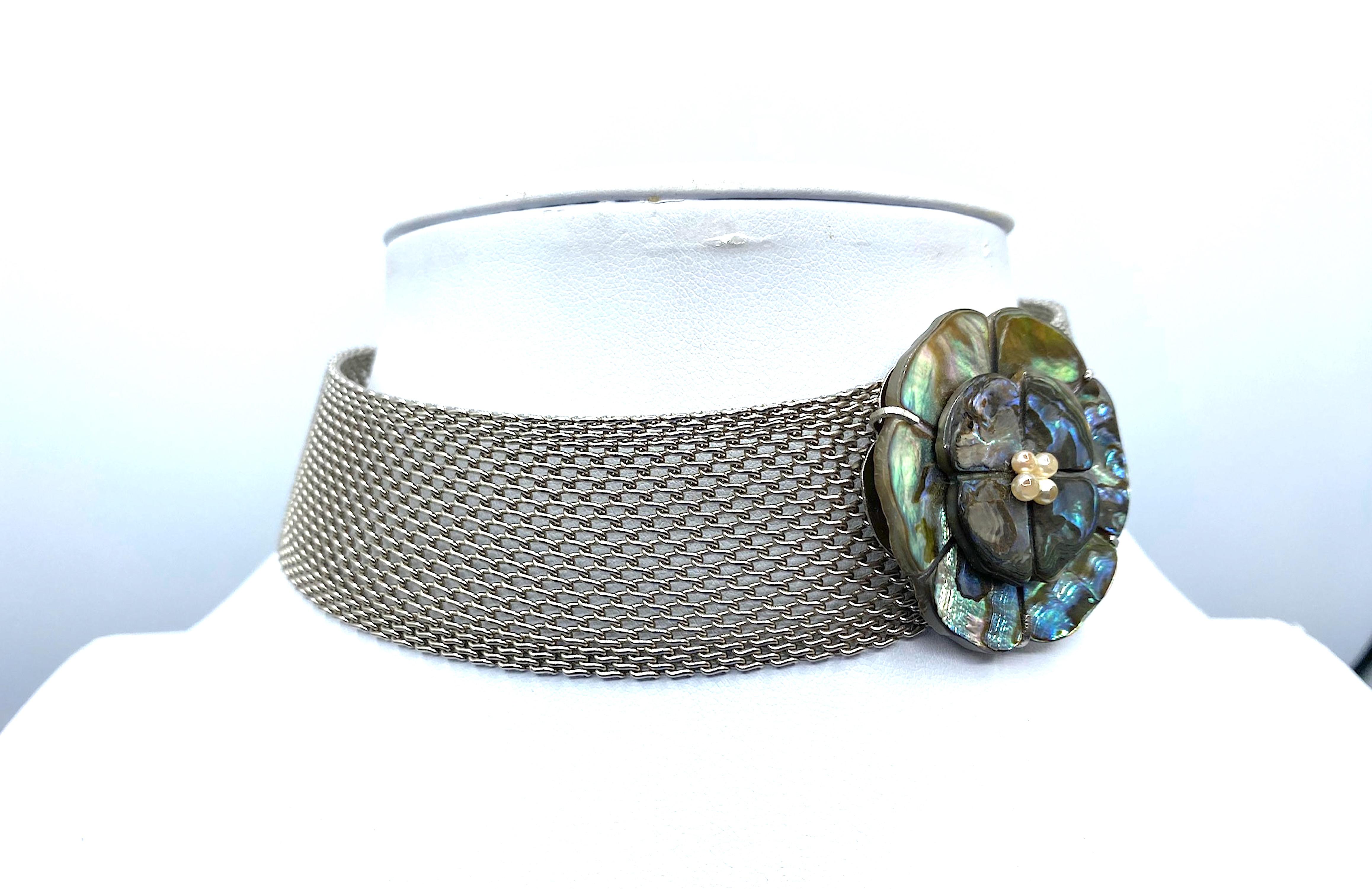 Chanel 1998 Collana girocollo in maglia d'argento con fiore di camelia in abalone in vendita 3