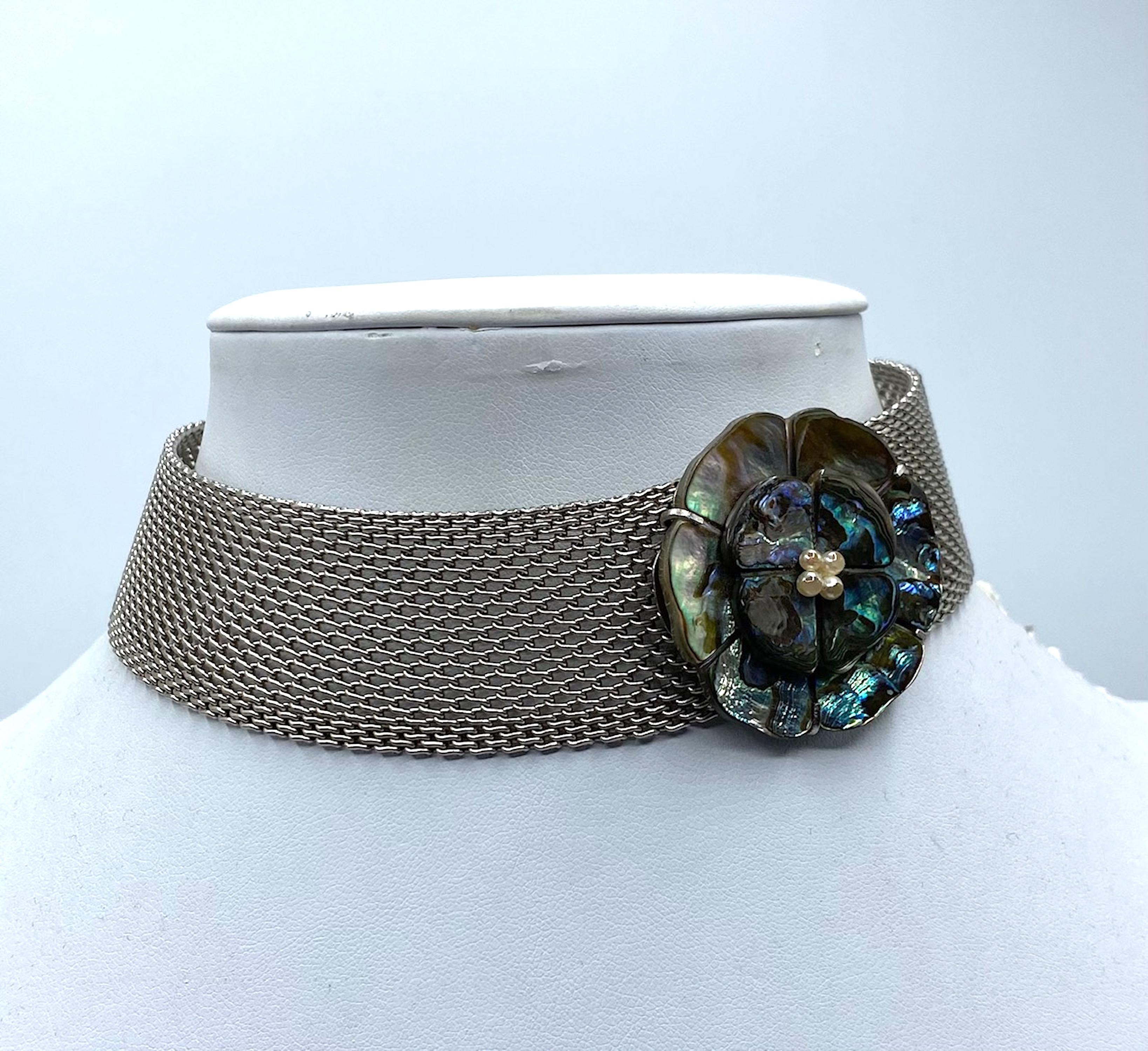 Chanel 1998 Collana girocollo in maglia d'argento con fiore di camelia in abalone in vendita 4