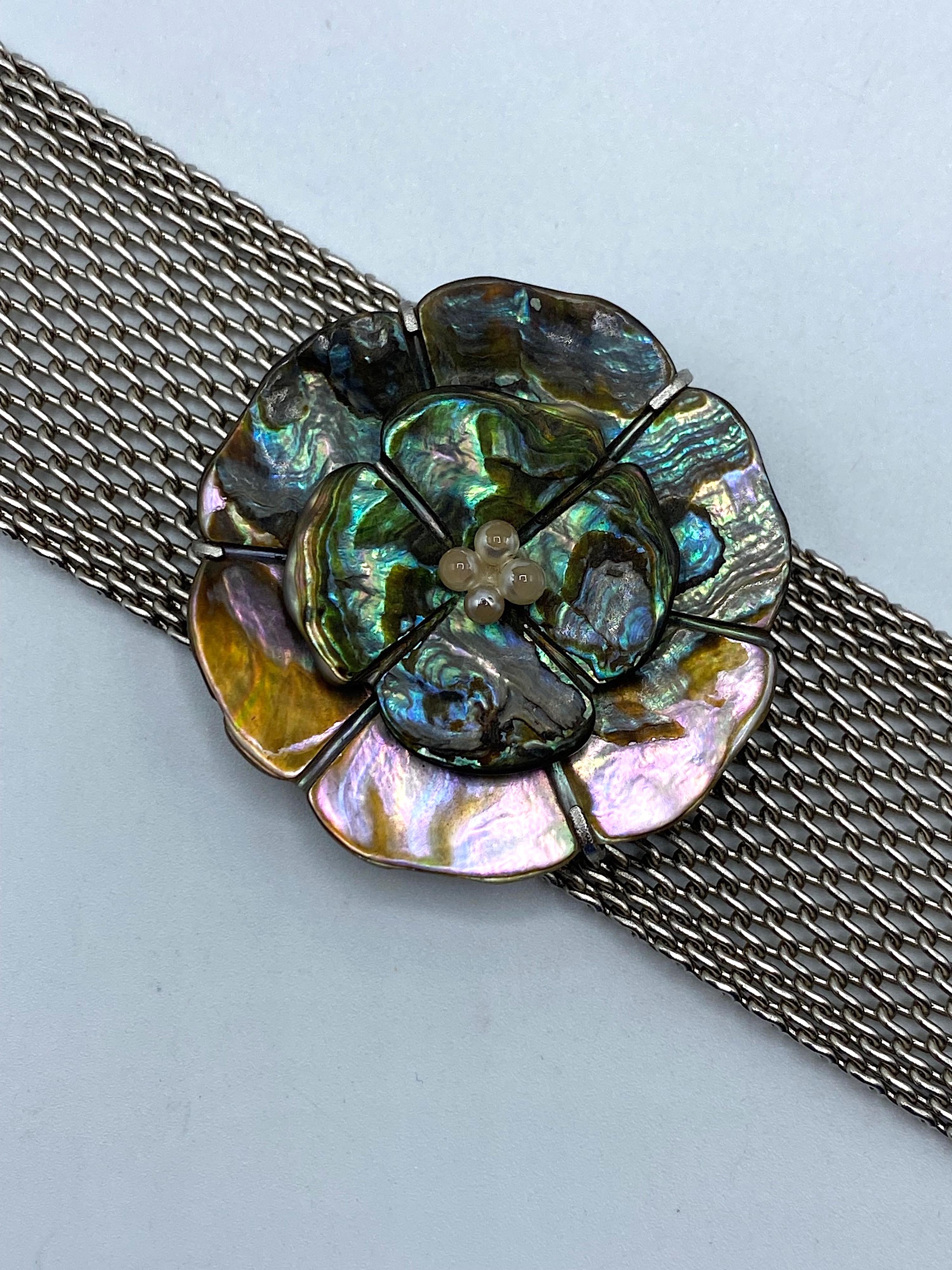 Chanel 1998 Collana girocollo in maglia d'argento con fiore di camelia in abalone in vendita 5