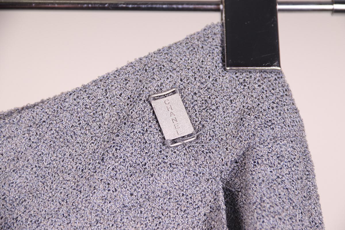 Chanel 1999 99С pantalones Crucero

Karl Lagerfeld for Chanel
Colección: Chanel Crucero 1999 
País de producción: Francia
Estilo Chanel: 99C / H0109 / P12511V07221 


30% Viscosa 
28%  lana 
21%  rayón 
21% poliamida 

talla 40

el estado es