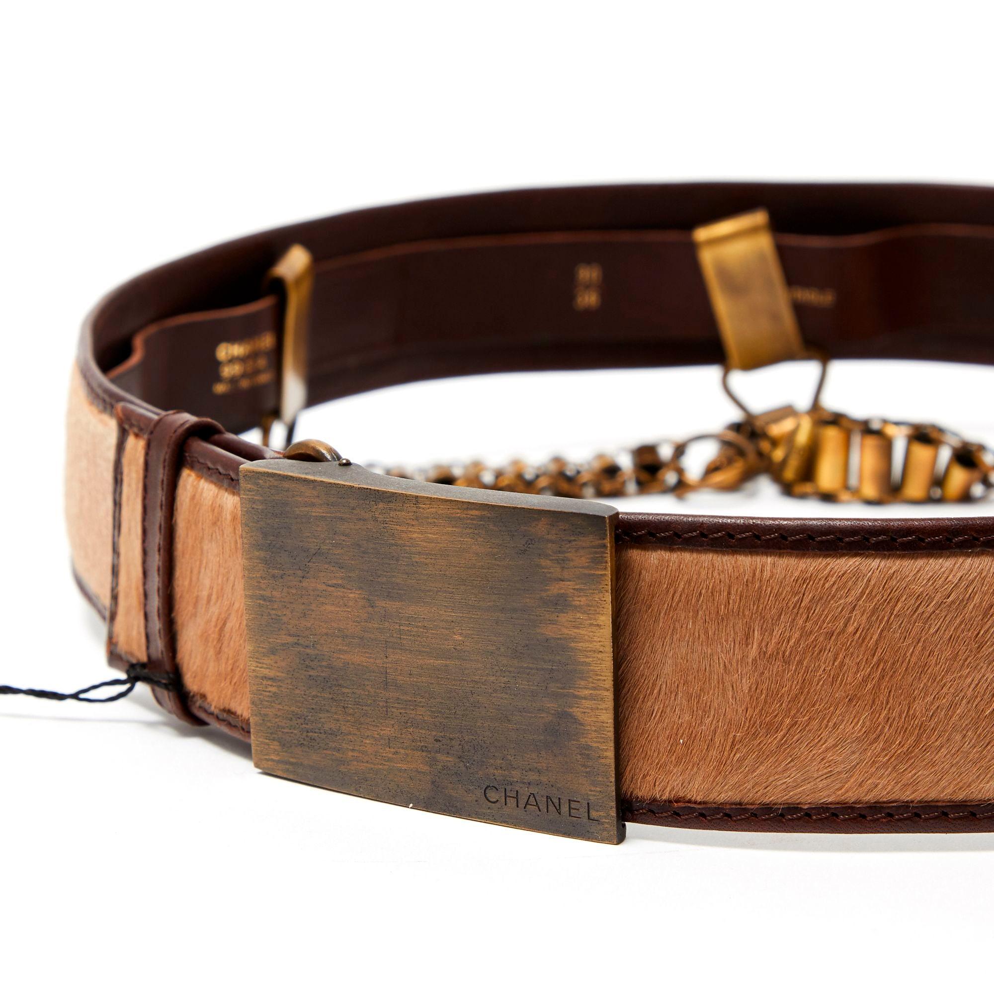 Chanel belt collection AH1999 wide in brown leather, beige pony-style calfskin, clasp and chains in aged gold metal. Size 90 cm ie US32, total length of the belt 100 cm, can be closed at all lengths from 75 to 95 cm (US27 to 35), the chains are also