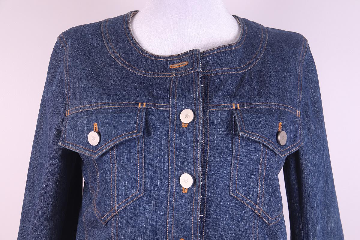 Chanel 1999 cruise collection 99с denim jacket

Karl Lagerfeld for Chanel
Collection: Chanel 99с cruise collection

100% cotton;  doublure/liming  58% coton 38% laine 4% polyamide 

The 1999 Chanel Cruise Collection denim jacket, a masterpiece of