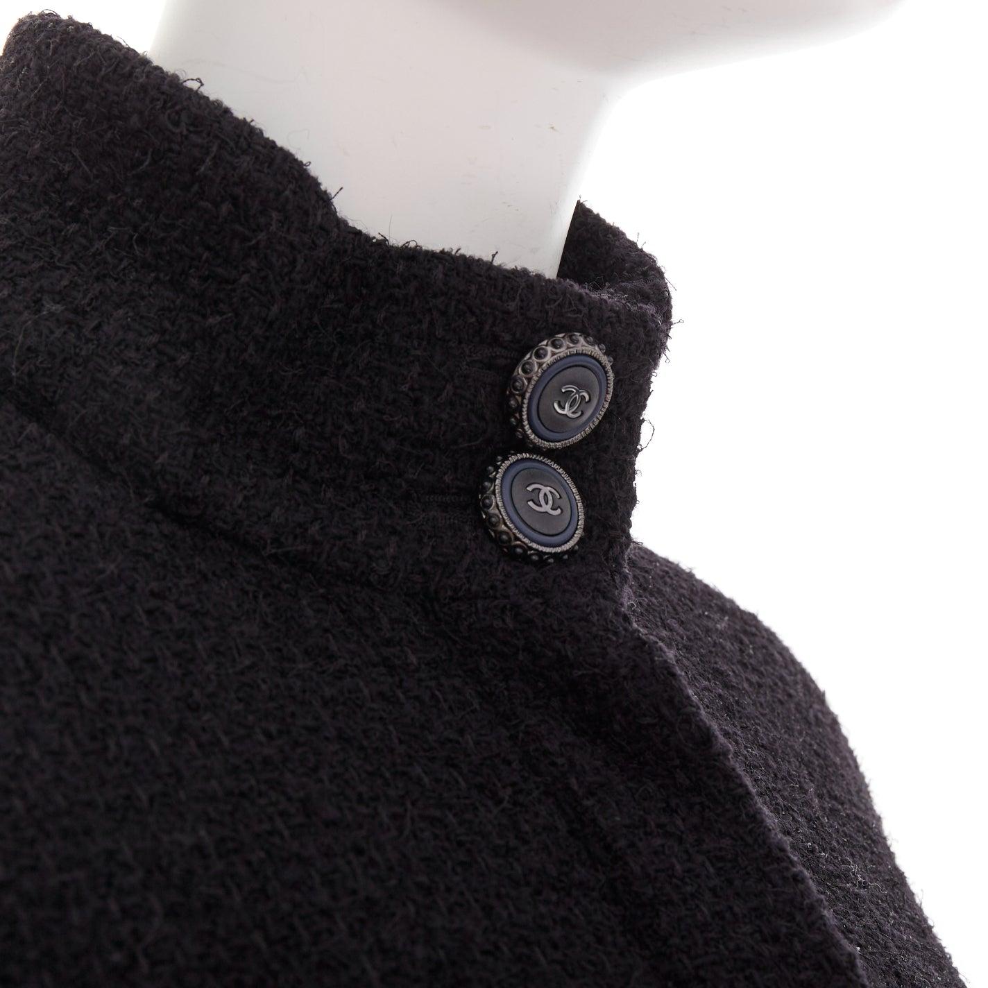 CHANEL 19A black wool tweed CC logo buttons high collar crop jacket FR34 XS
Reference: ZETO/A00003
Brand: Chanel
Designer: Karl Lagerfeld
Collection: 19A
Material: Wool, Blend
Color: Black, Blue
Pattern: Solid
Closure: Zip
Lining: Black Silk
Extra