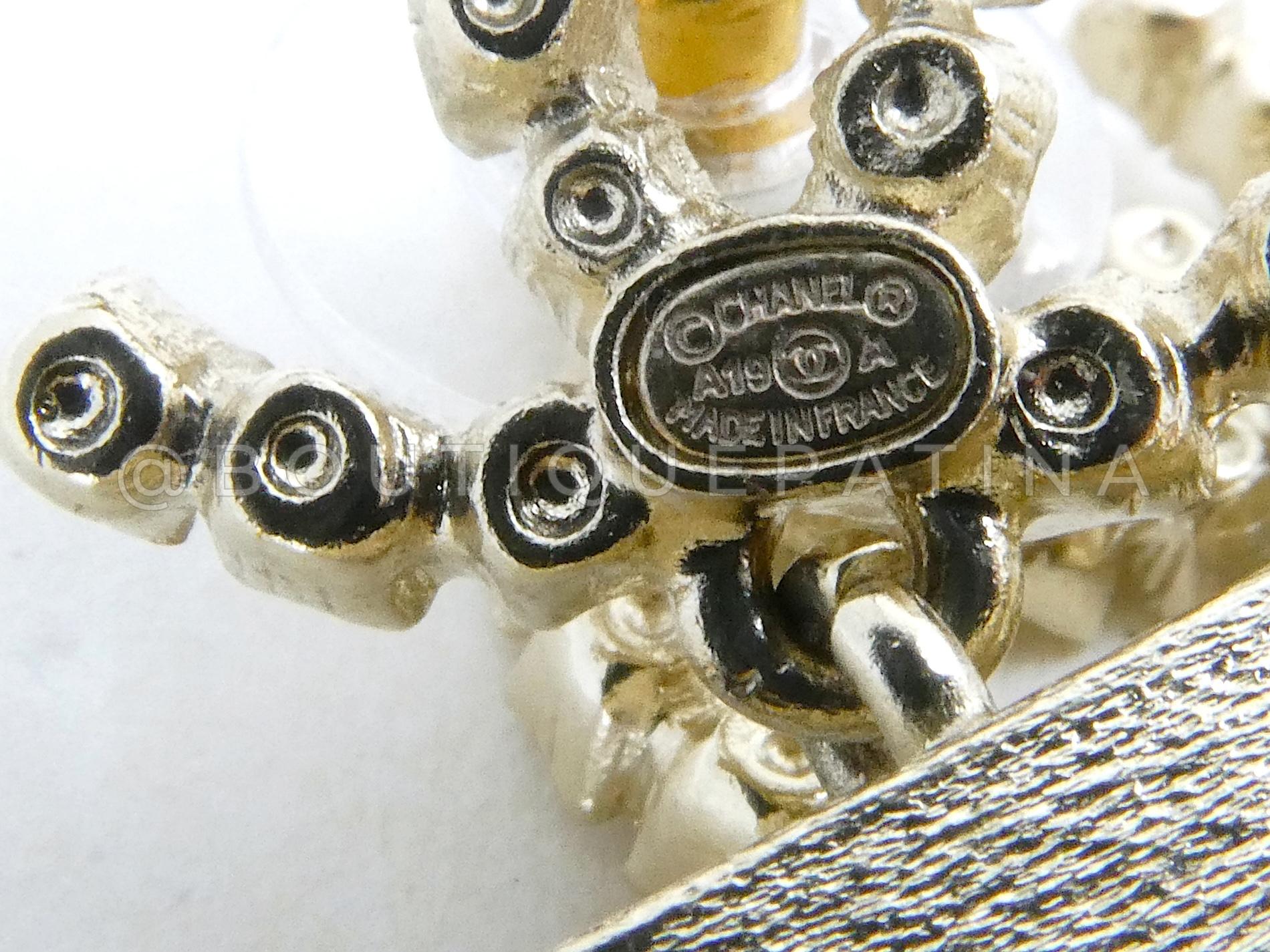 Orecchini Chanel 19A Egitto con cristalli e strass arcobaleno a 5 file grandi 67552 In condizioni ottime in vendita a Costa Mesa, CA