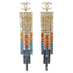 Orecchini Chanel 19A Egitto con cristalli e strass arcobaleno a 5 file grandi 67552