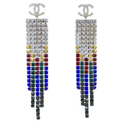 Chanel 19A Boucles d'oreilles en maille de cristal égyptien arc-en-ciel à 5 rangées, grande taille 67669