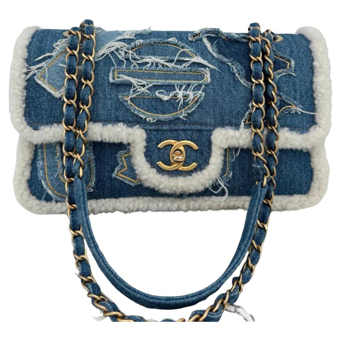 Chanel 19A Egypt Denim Blue Shearling Hieroglyphic Medium Flap Borsa Parigi-NY in vendita