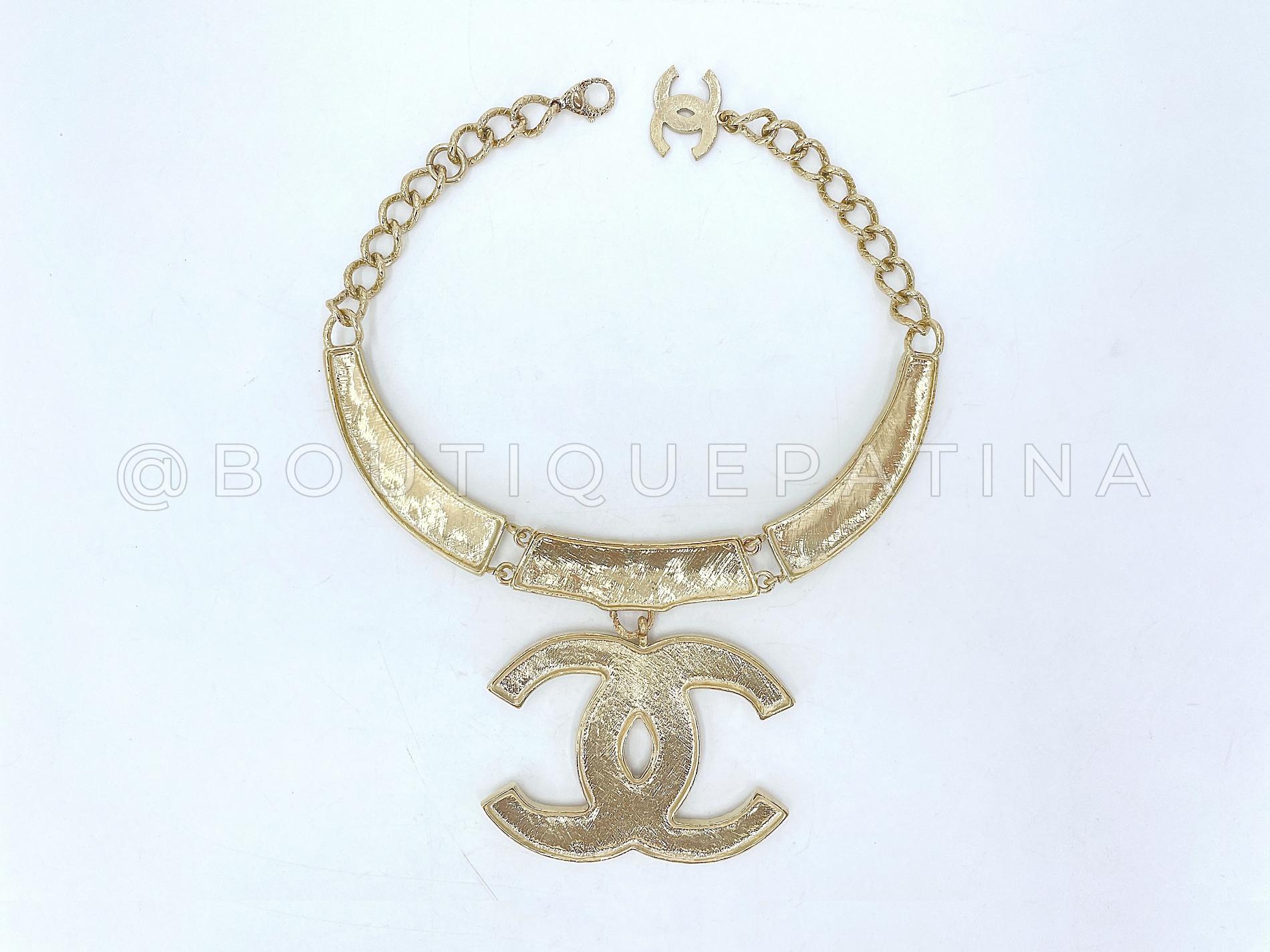 Article de magasin : 67324
Il y a quelque chose d'iconique dans la collection CC dorée à l'imprimé crocodile de cette saison 19A - et les collectionneurs reviennent toujours à ces pièces pour y trouver quelque chose d'iconique, d'exotique et de