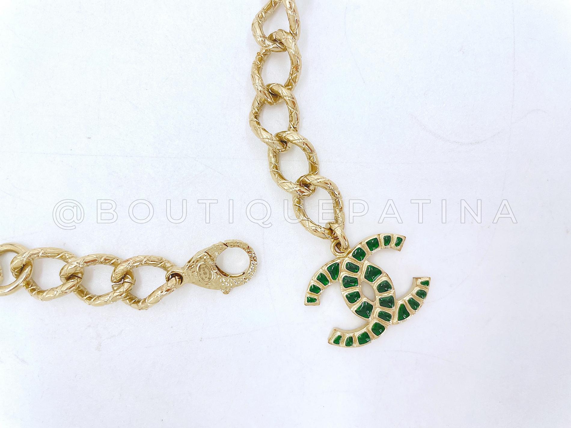 Chanel 19A Egypt Giant Green Crocodile Print Gold Choker Necklace 67324 Excellent état à Costa Mesa, CA