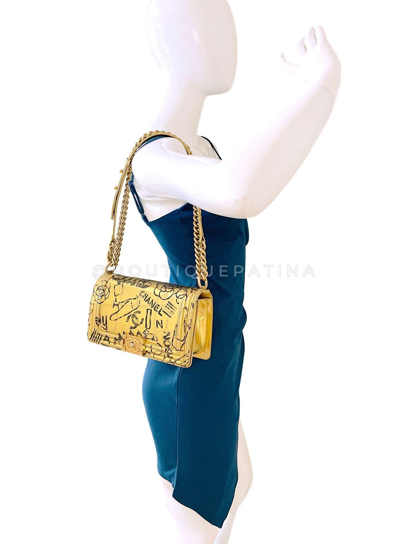 Chanel 19A Egypt Gold Crocodile Graffiti Boy Bag Medium GHW Paris-New York 68578 For Sale 11