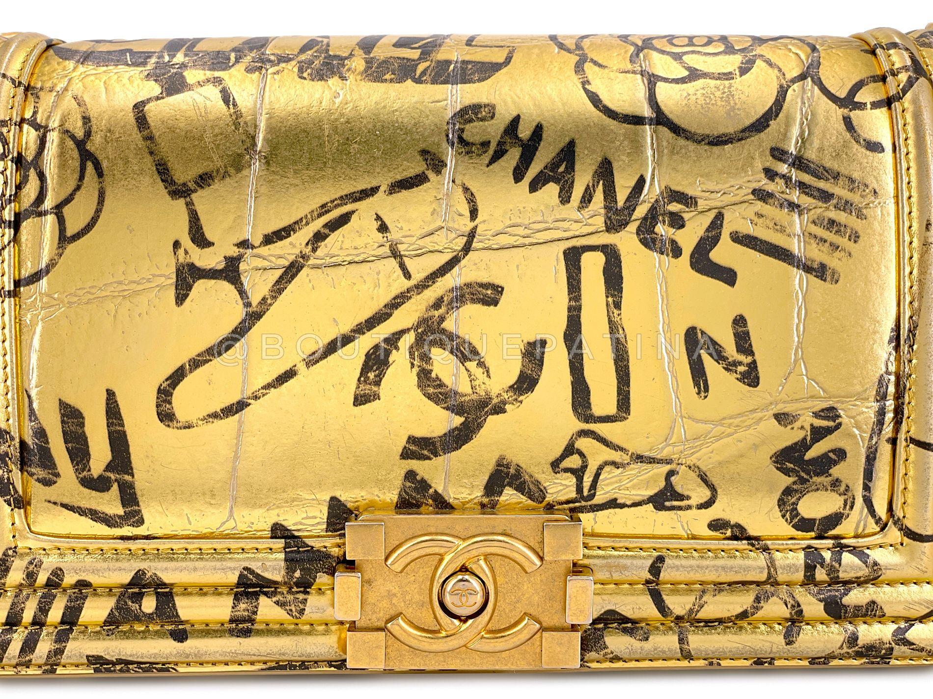 Chanel 19A Egypt Gold Crocodile Graffiti Boy Bag Medium GHW Paris-New York 68578 For Sale 4